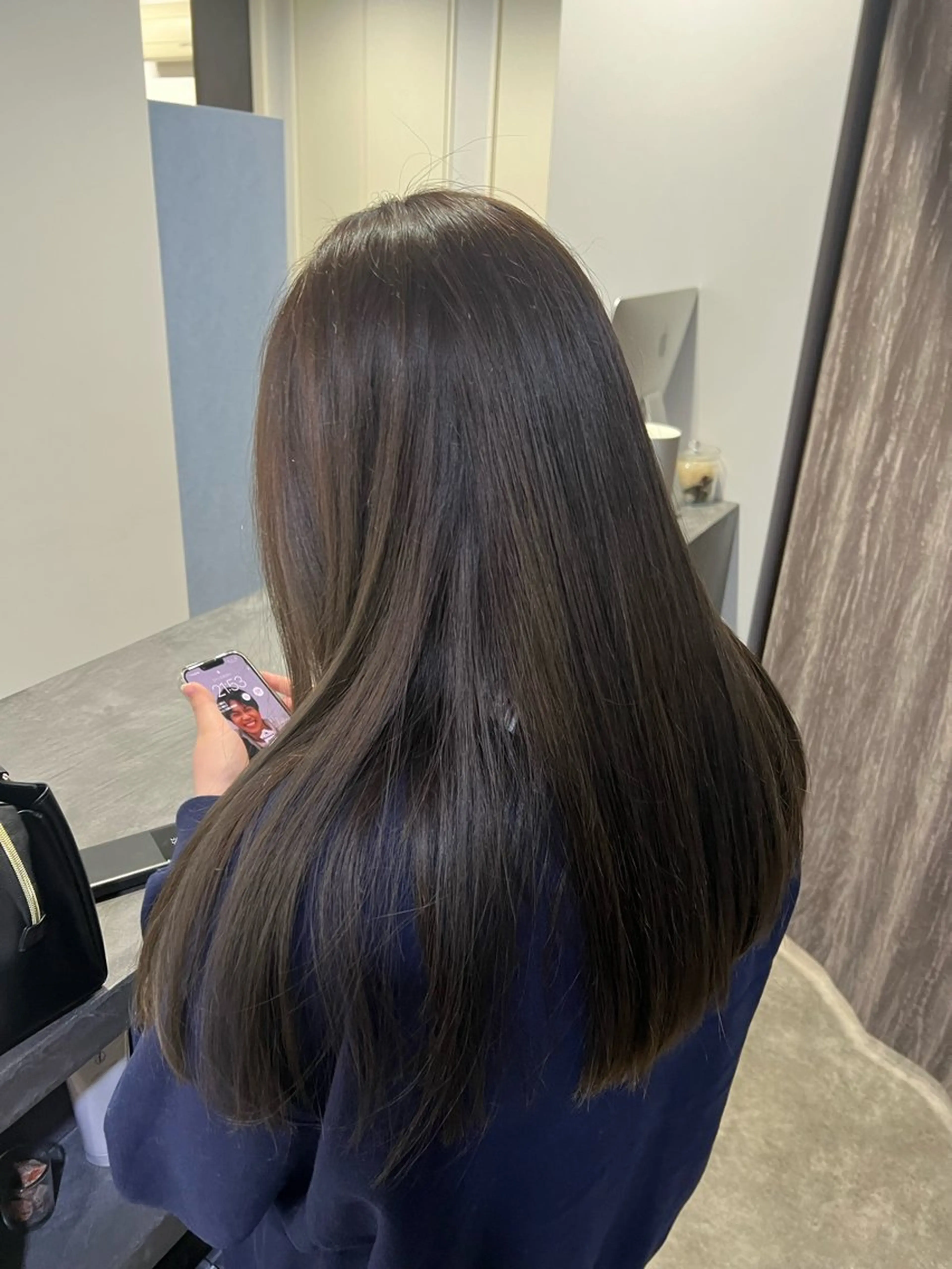 セミロング アッシュ 小番 茜海のヘアスタイル