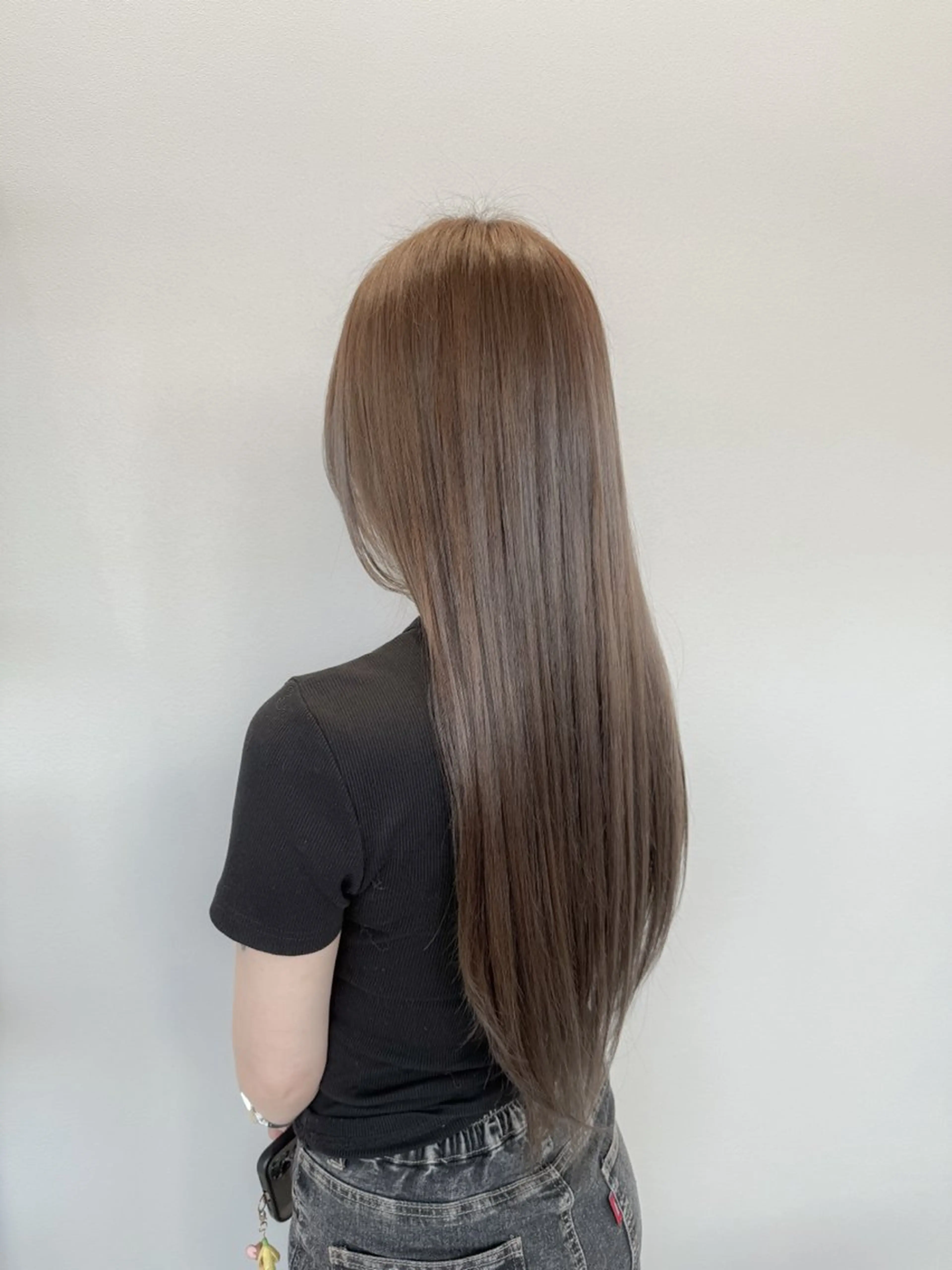 カラー アッシュ アッシュグレー アッシュグレージュ ブリーチ ブラウンカラー 沖田 朱峰のヘアスタイル