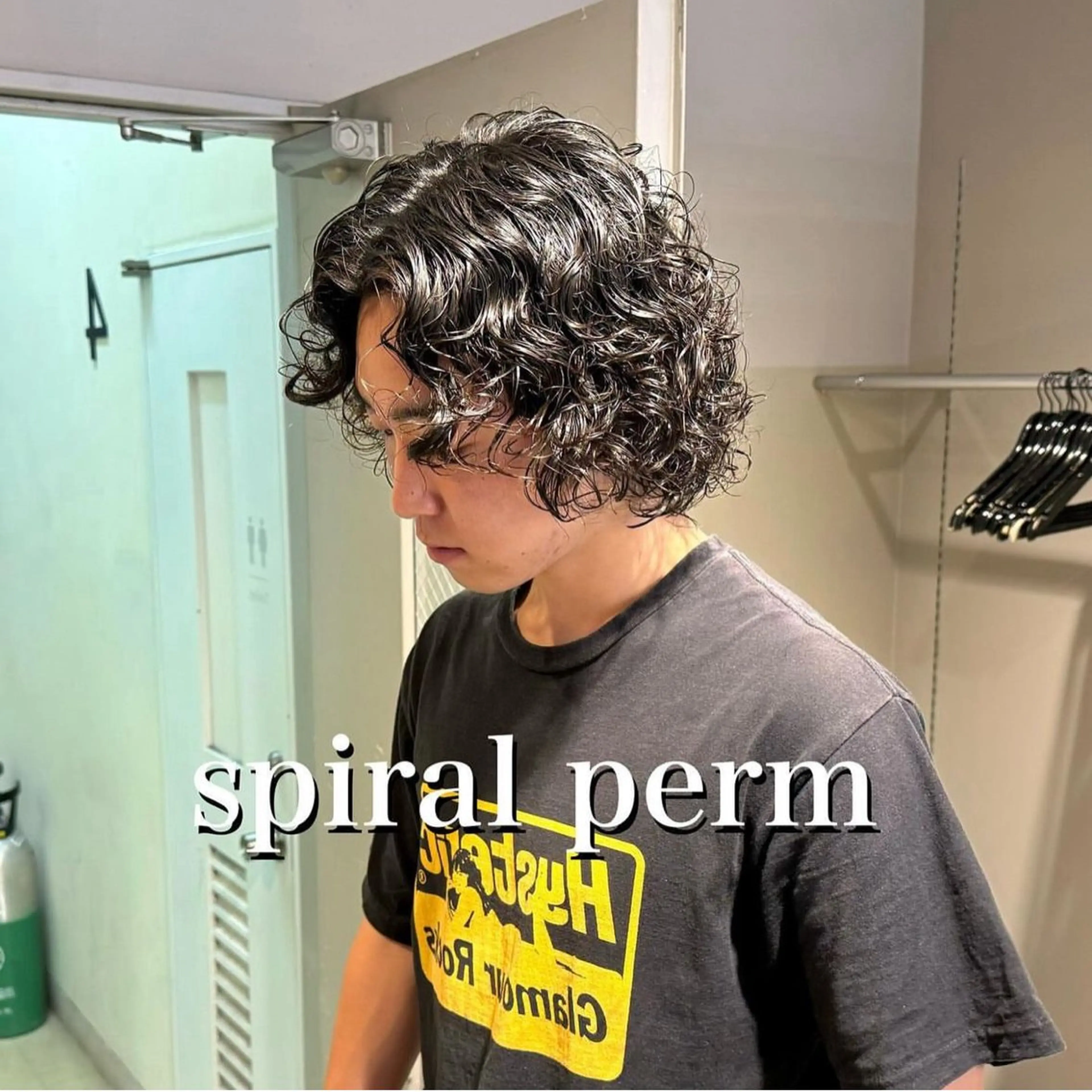 ミディアム パーマ ヘアアレンジ メンズ ミディアムパーマ メンズパーマ スパイラルパーマ ヘアカラー パーマ トリートメント ヘアセット 艶カラー の達人のヘアスタイル