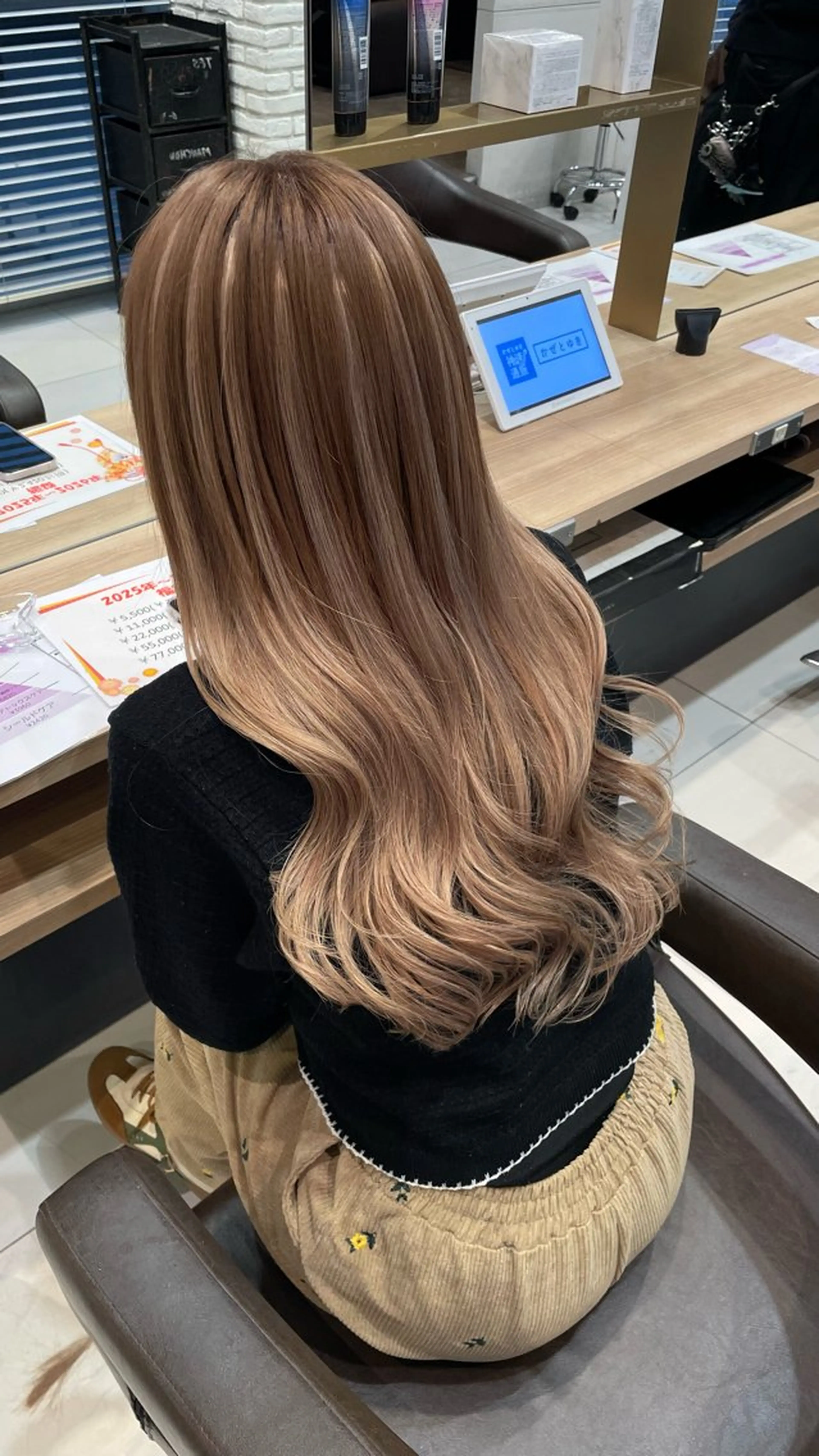 ロング エクステ Earth  Authentic 草津エイスクエア店所属・苗村 梨愛のヘアスタイル