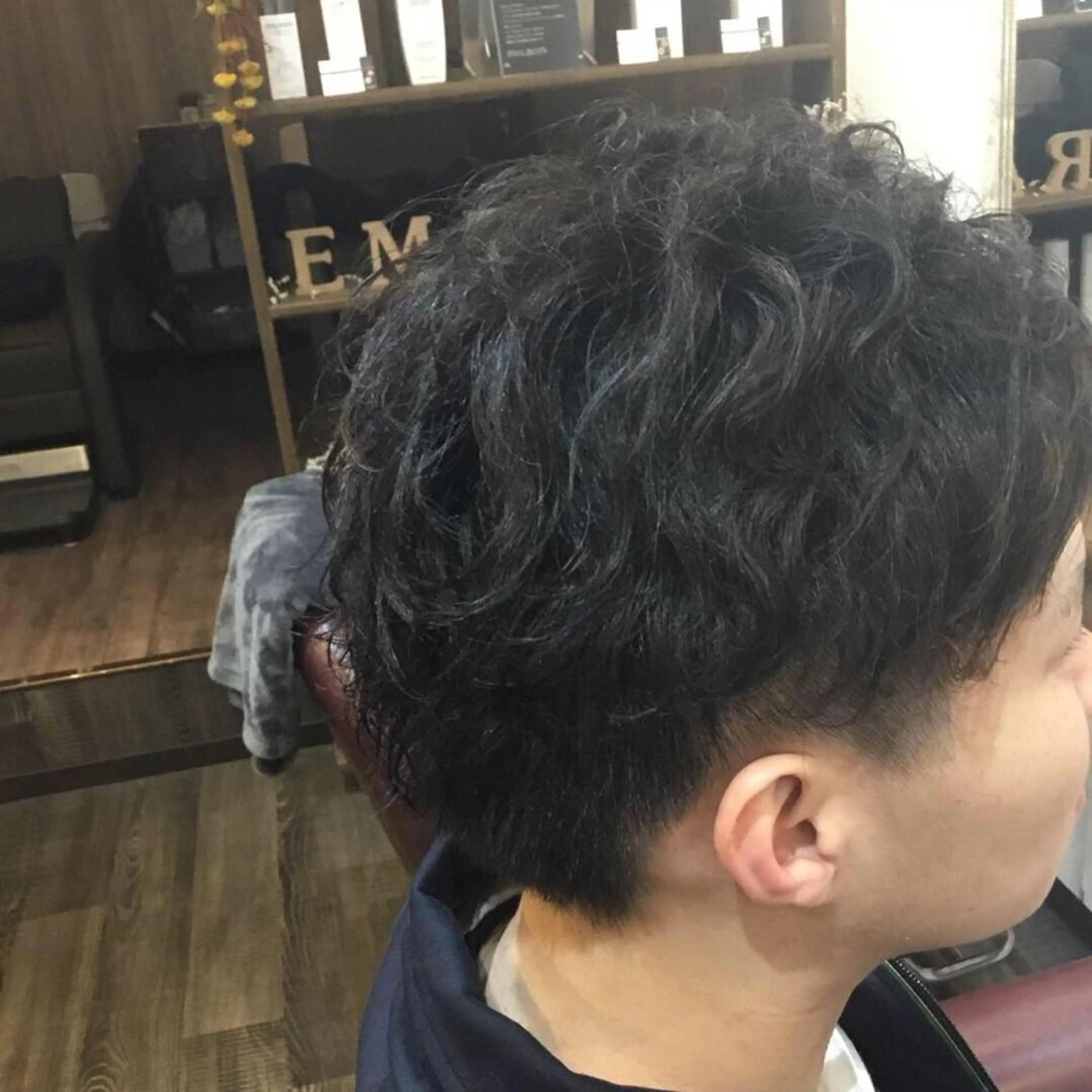 ショート パーマ メンズ 金崎 新吾のヘアスタイル
