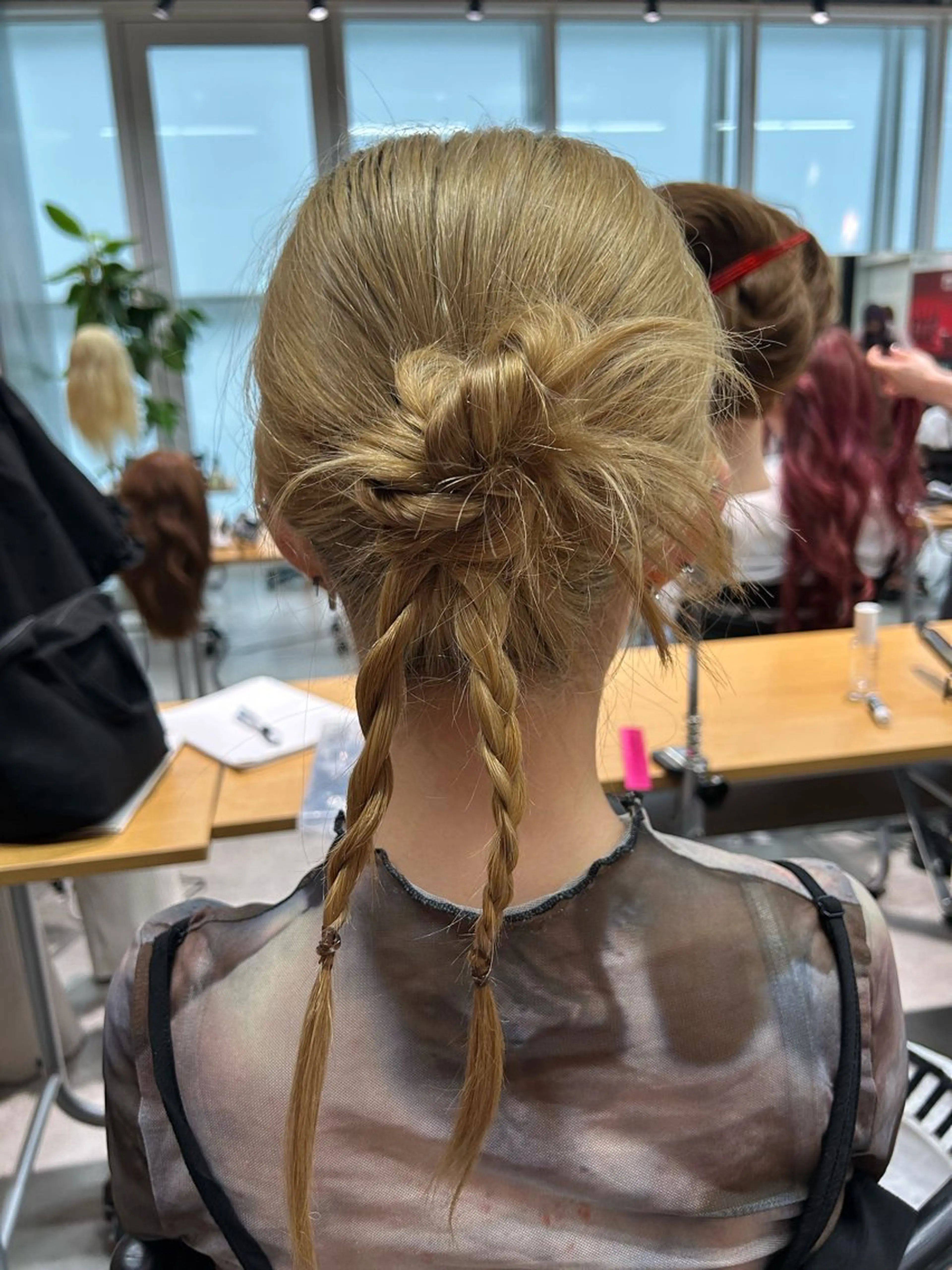 ミディアム カラー ベージュカラー ブリーチ 透明感カラー グレージュ ラベンダーカラー ヘアカラー ヘアメイクwill野田阪神店所属・石井 悠のヘアスタイル