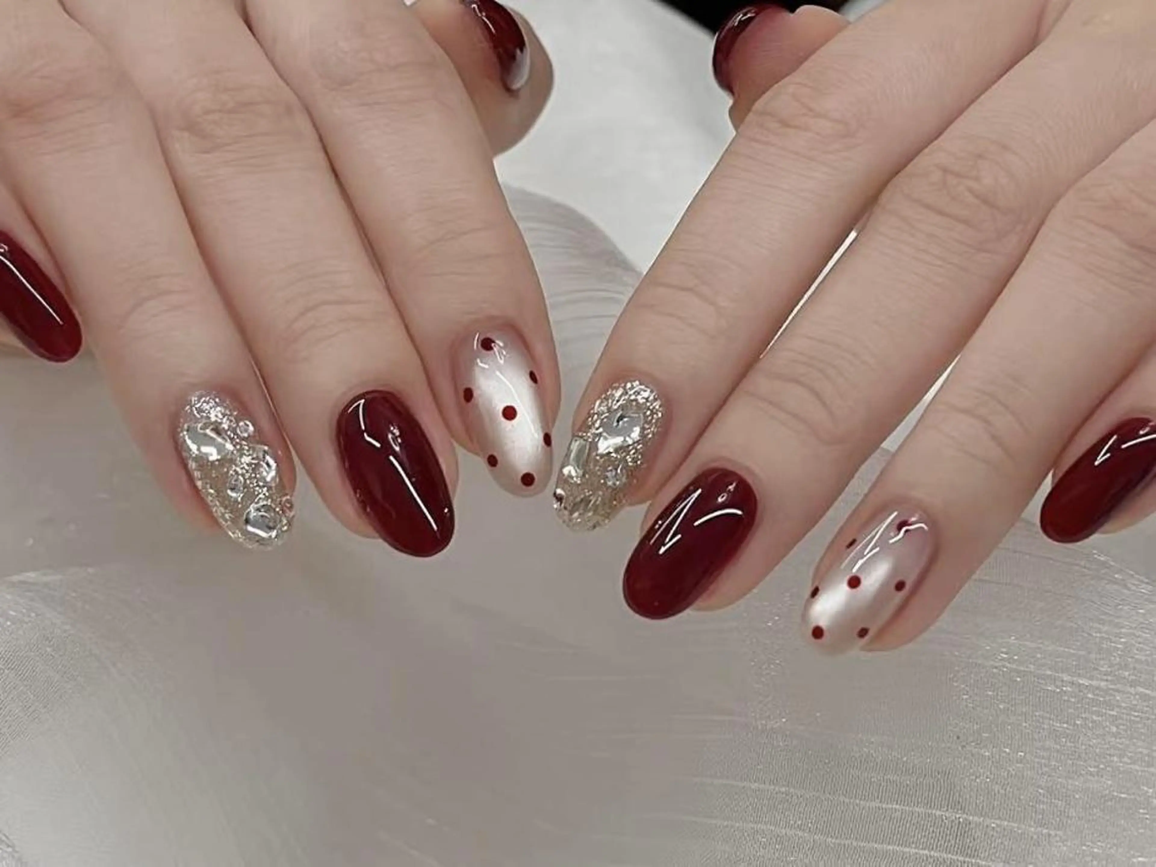 ネイル ボルドー ジェルネイル ガーリー キラキラネイル ショートネイル ハンドネイル ハンドケア 🎀Sense Nail池袋店🎀のネイルデザイン