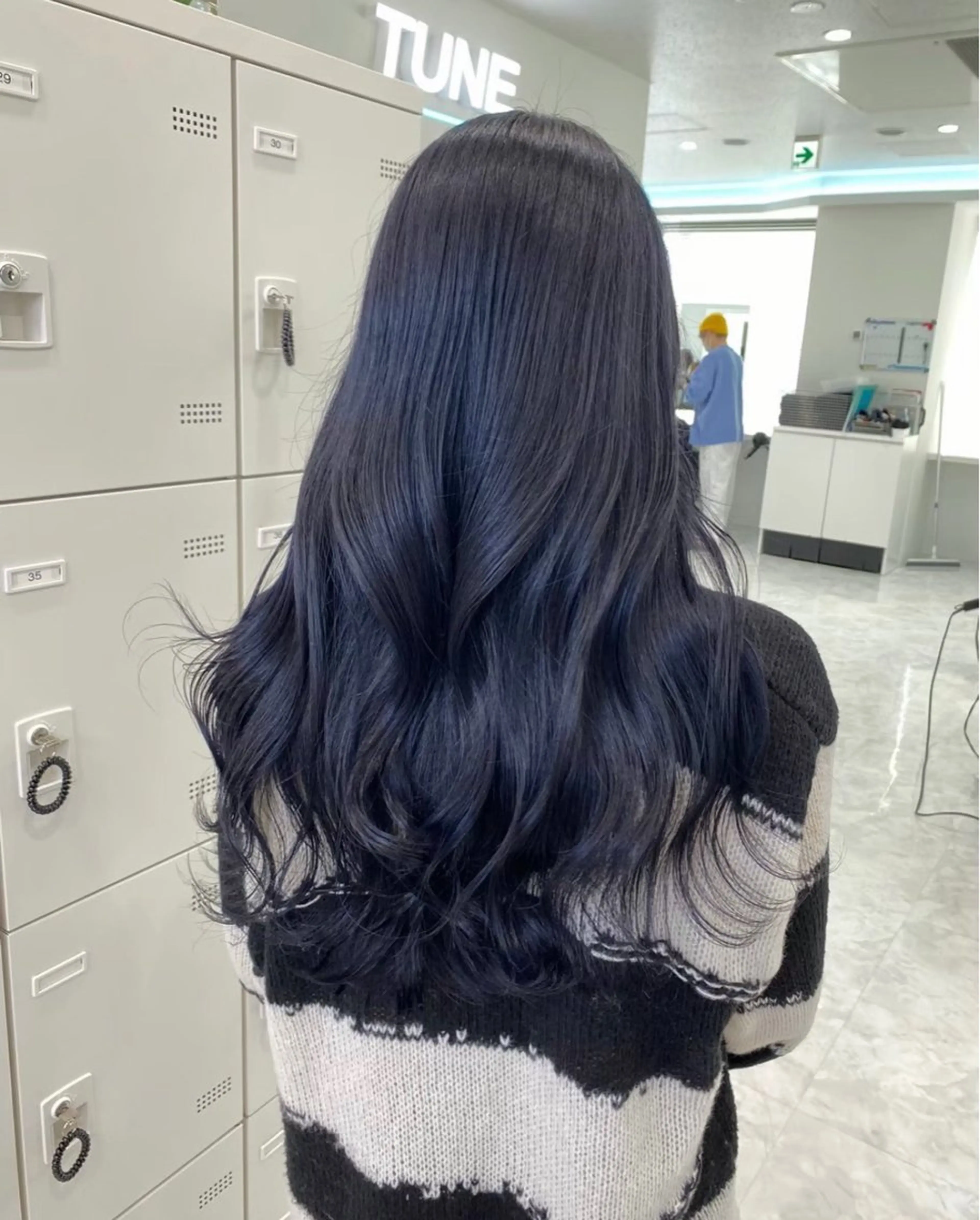 ミディアム カラー ヘアアレンジ ブルーカラー 透明感カラー ネイビーカラー 学生 ワンホンヘア 🩵ダメージレス艶感 ハイトーン🩷のヘアスタイル