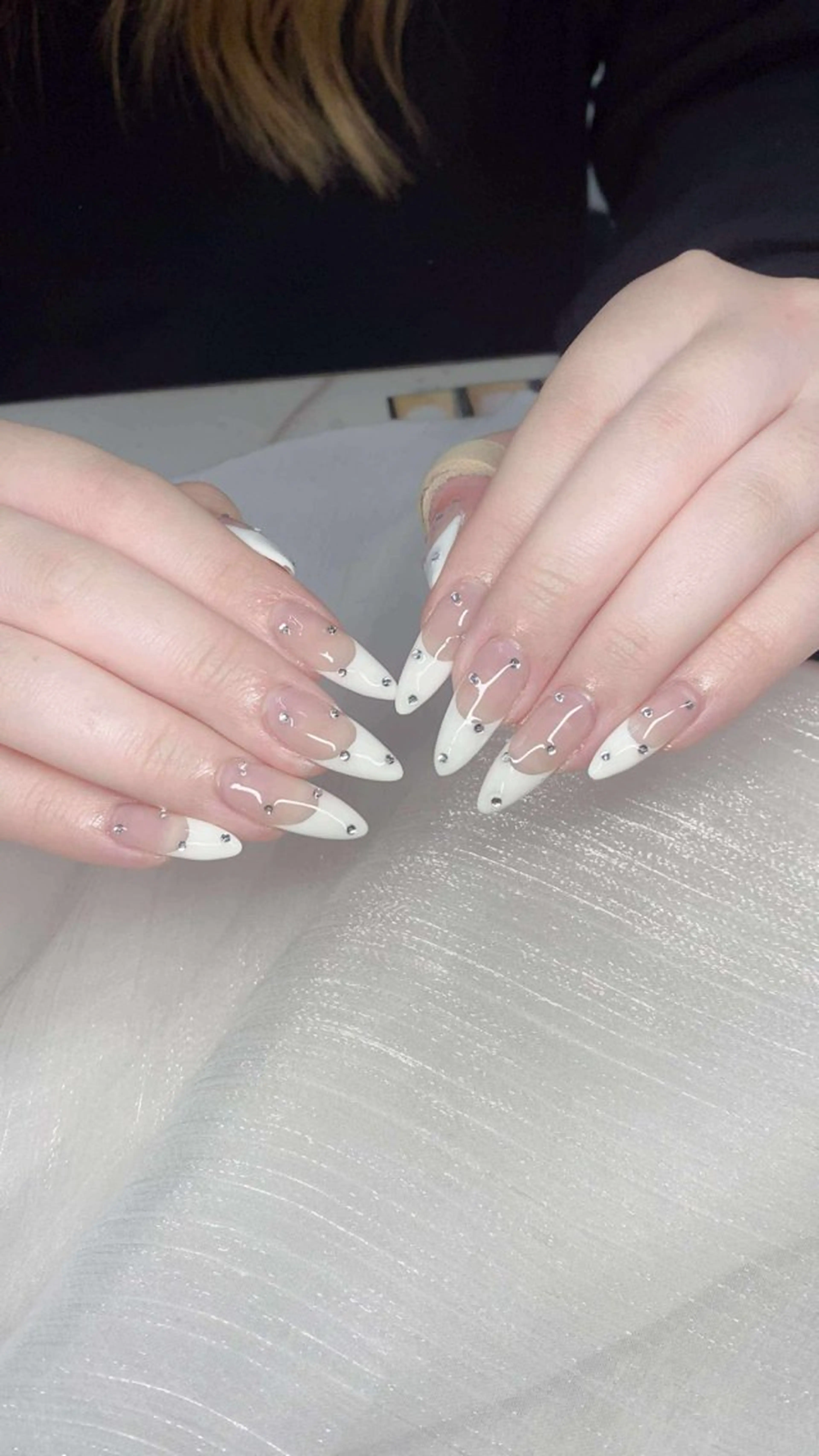 ネイル フレンチネイル グラデーション キラキラネイル 韓国ネイル マグネットネイル ハンドネイル ハンドケア Hara Nail 【パラジェル使用】のネイルデザイン