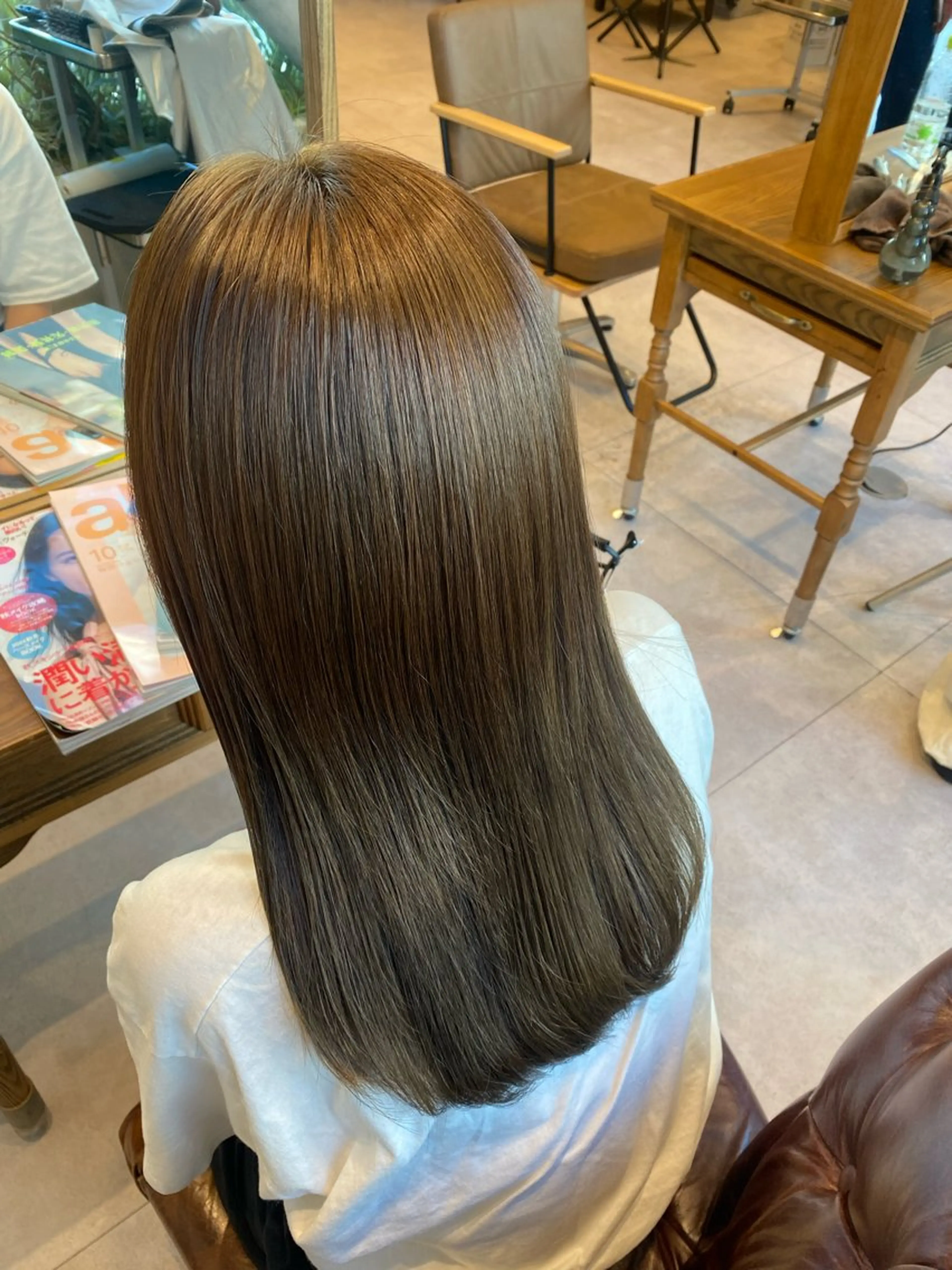セミロング カラー オリーブカラー cloe中目黒 モエカのヘアスタイル
