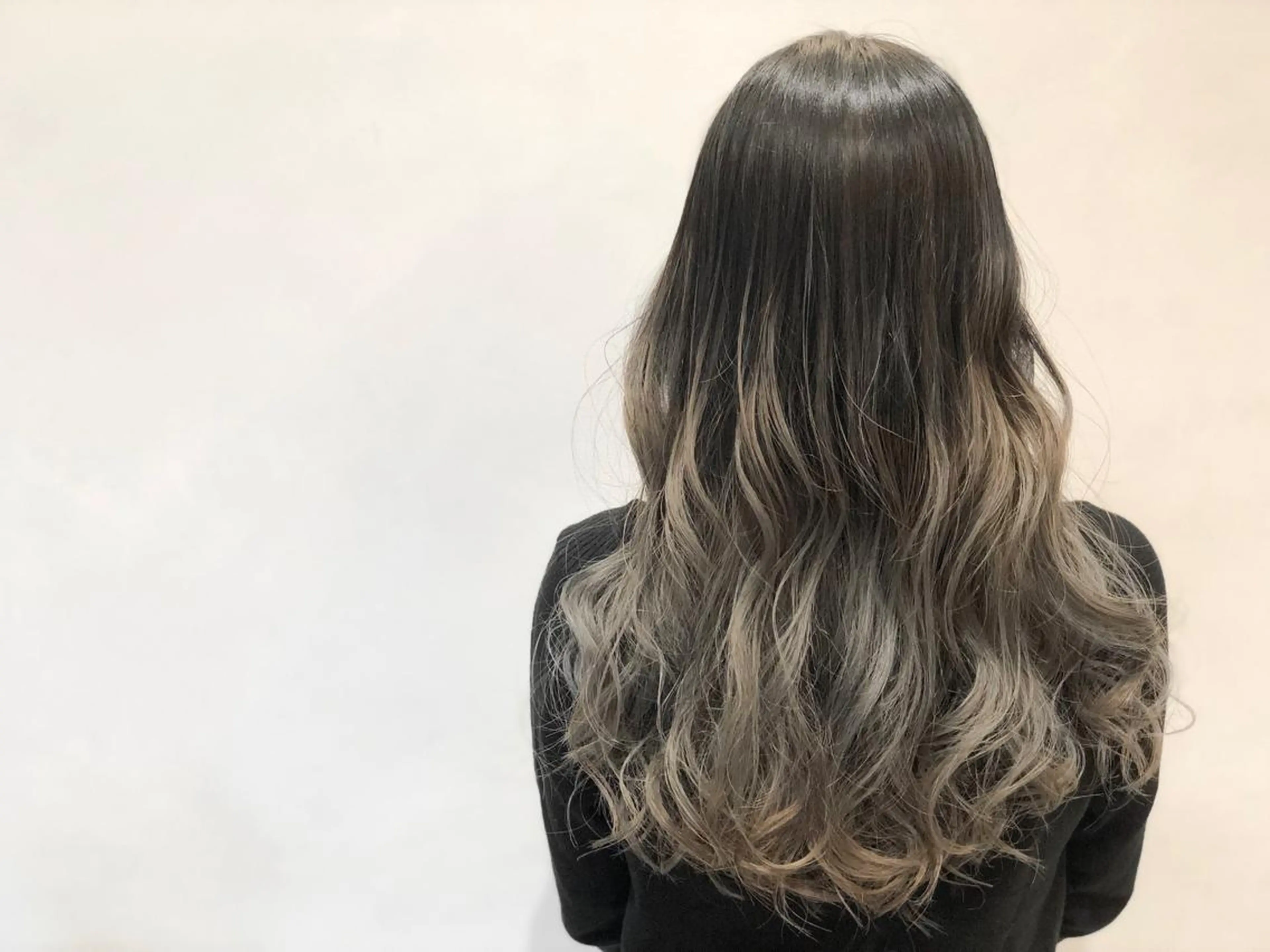 セミロング カラー ヘアアレンジ ダークグレー グラデーションカラー シルバー ヘアカラー いしだ みさきのヘアスタイル