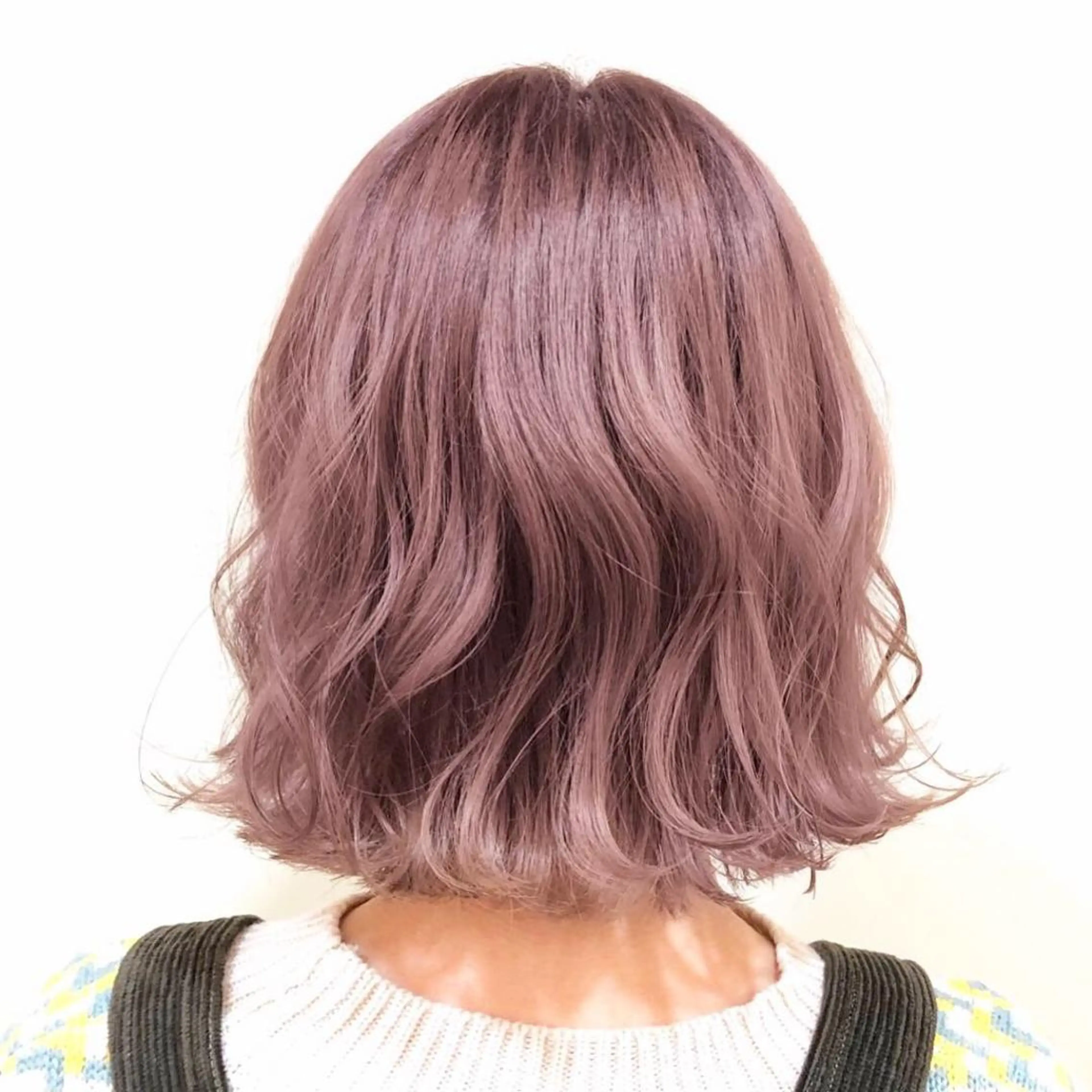 ショート カラー ANNA ／艶髪／ハイトーンのヘアスタイル