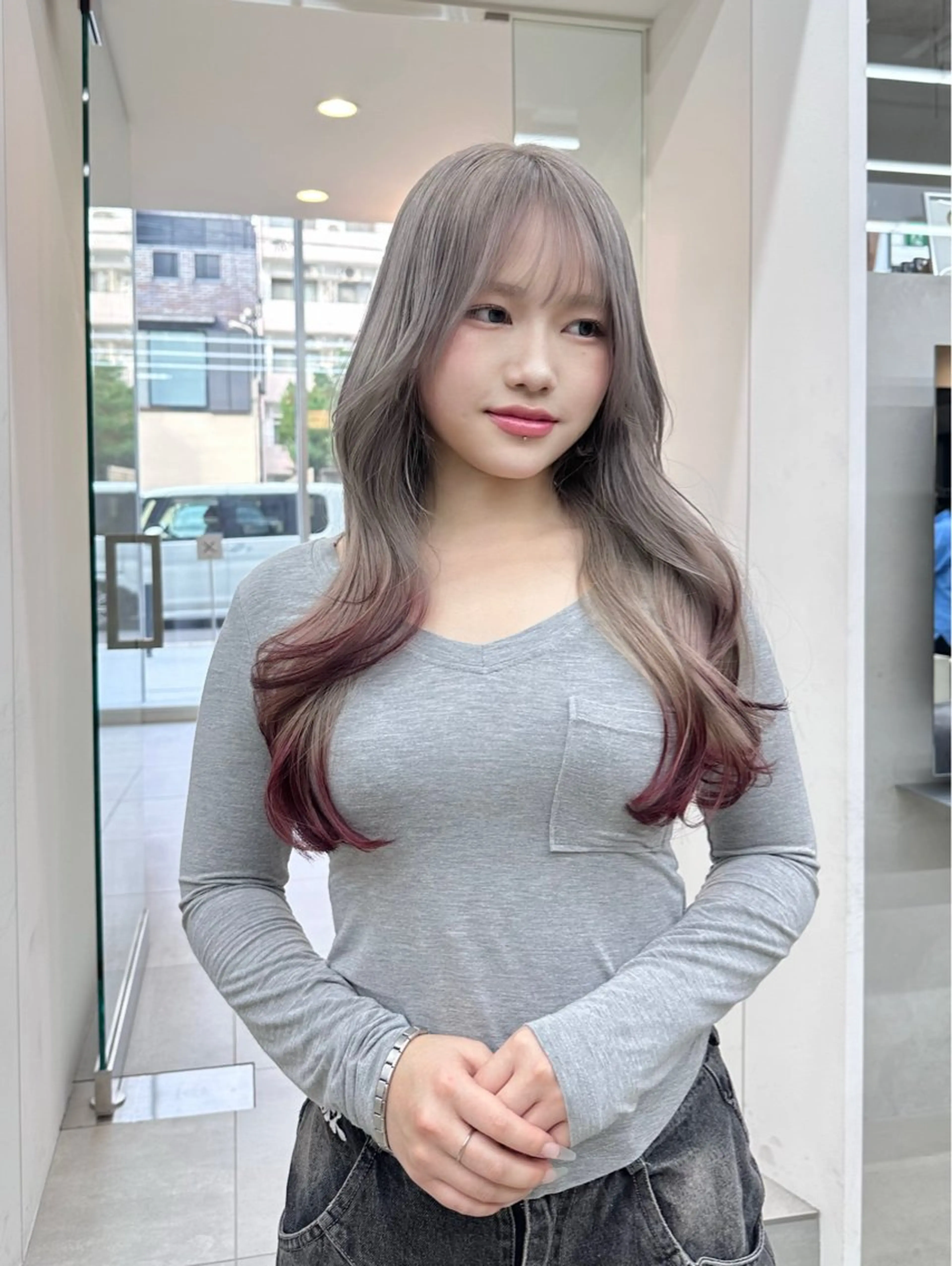 ロング カラー ボルドーカラー シルバー カット ヘアカラー 染谷 遥花のヘアスタイル