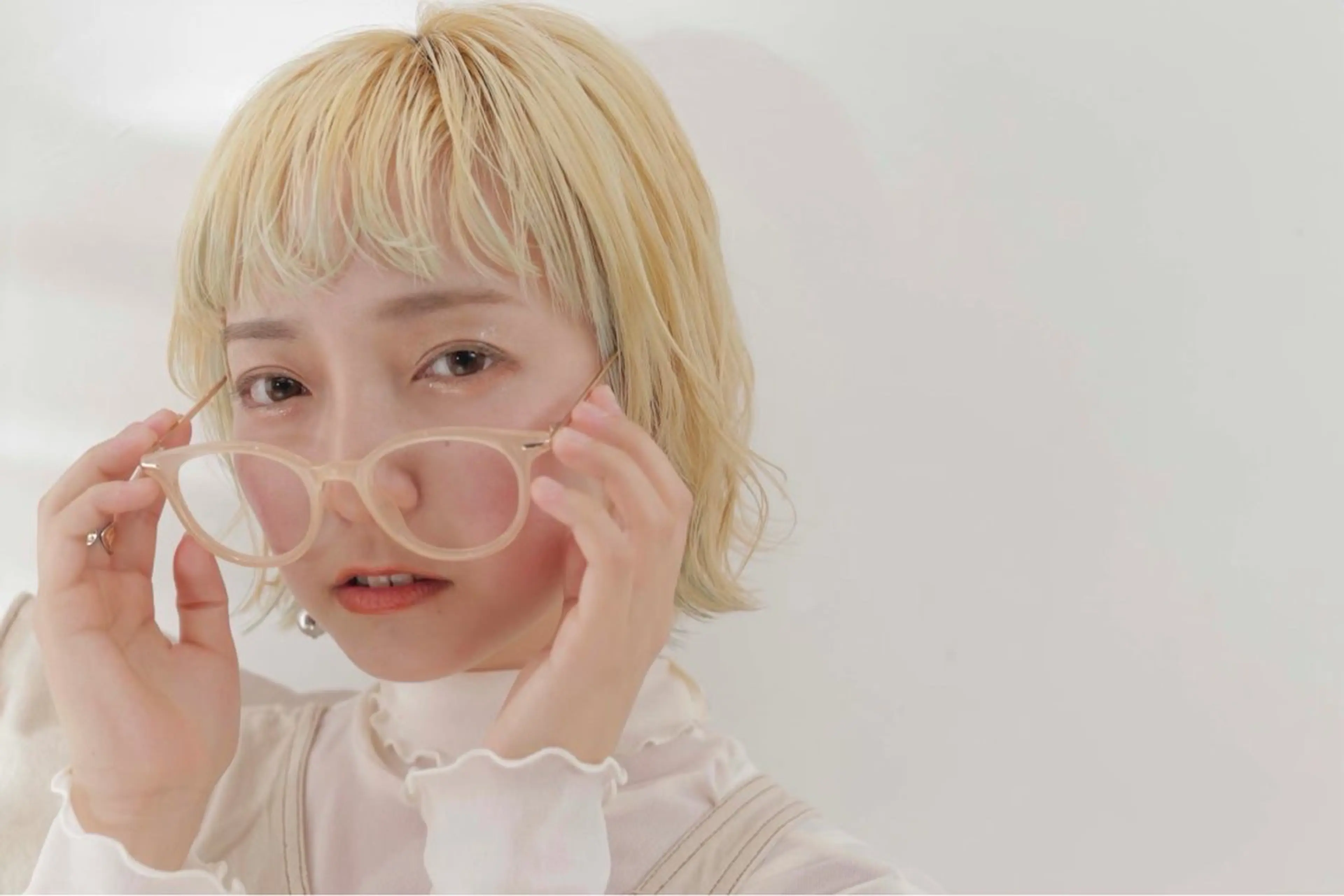 ショート ハイトーン/レイヤー SHUNのヘアスタイル