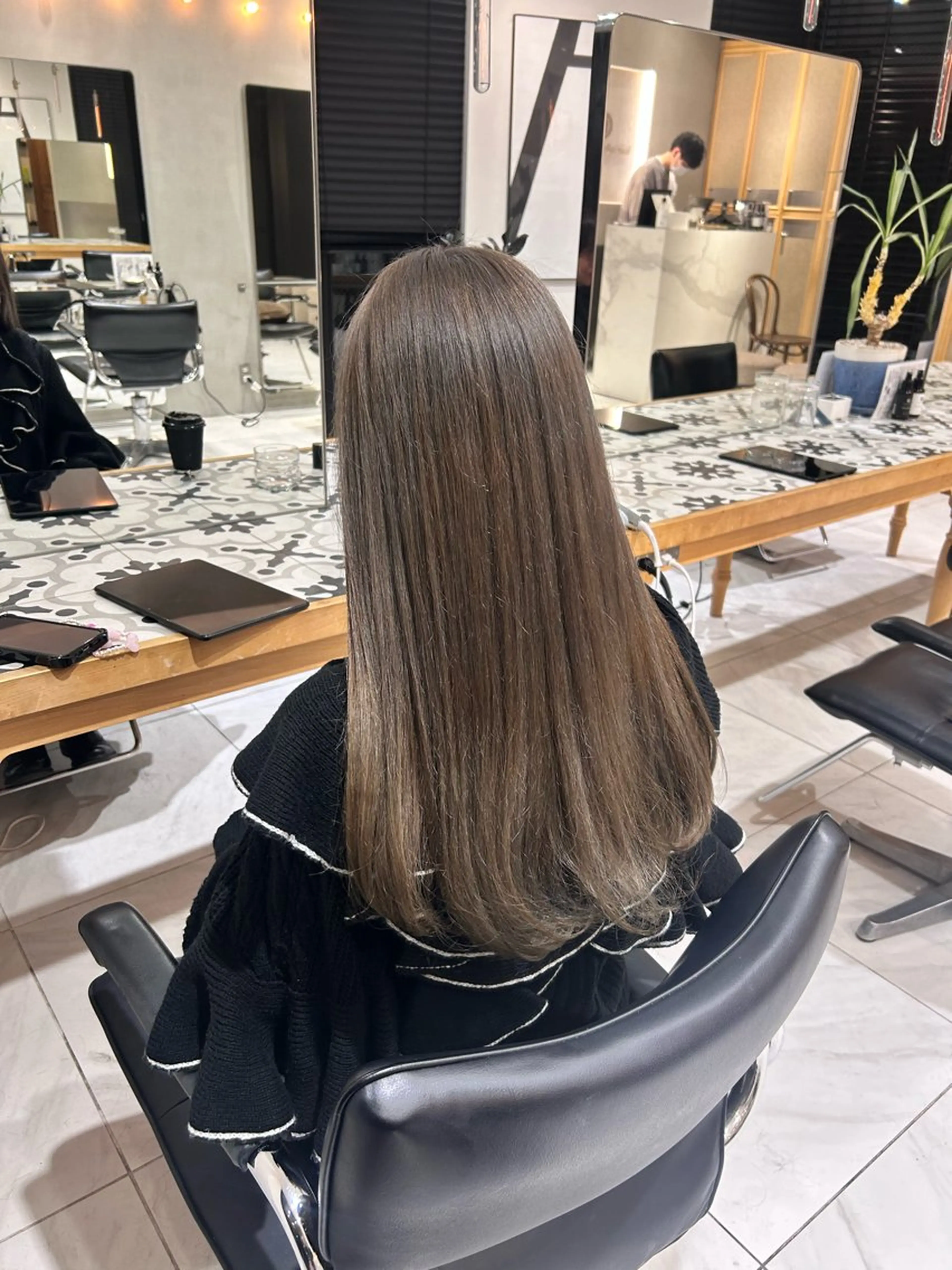 カラー ベージュカラー ブリーチ ミルクティーベージュ レイヤー小顔ショート 吉田ジョウのヘアスタイル