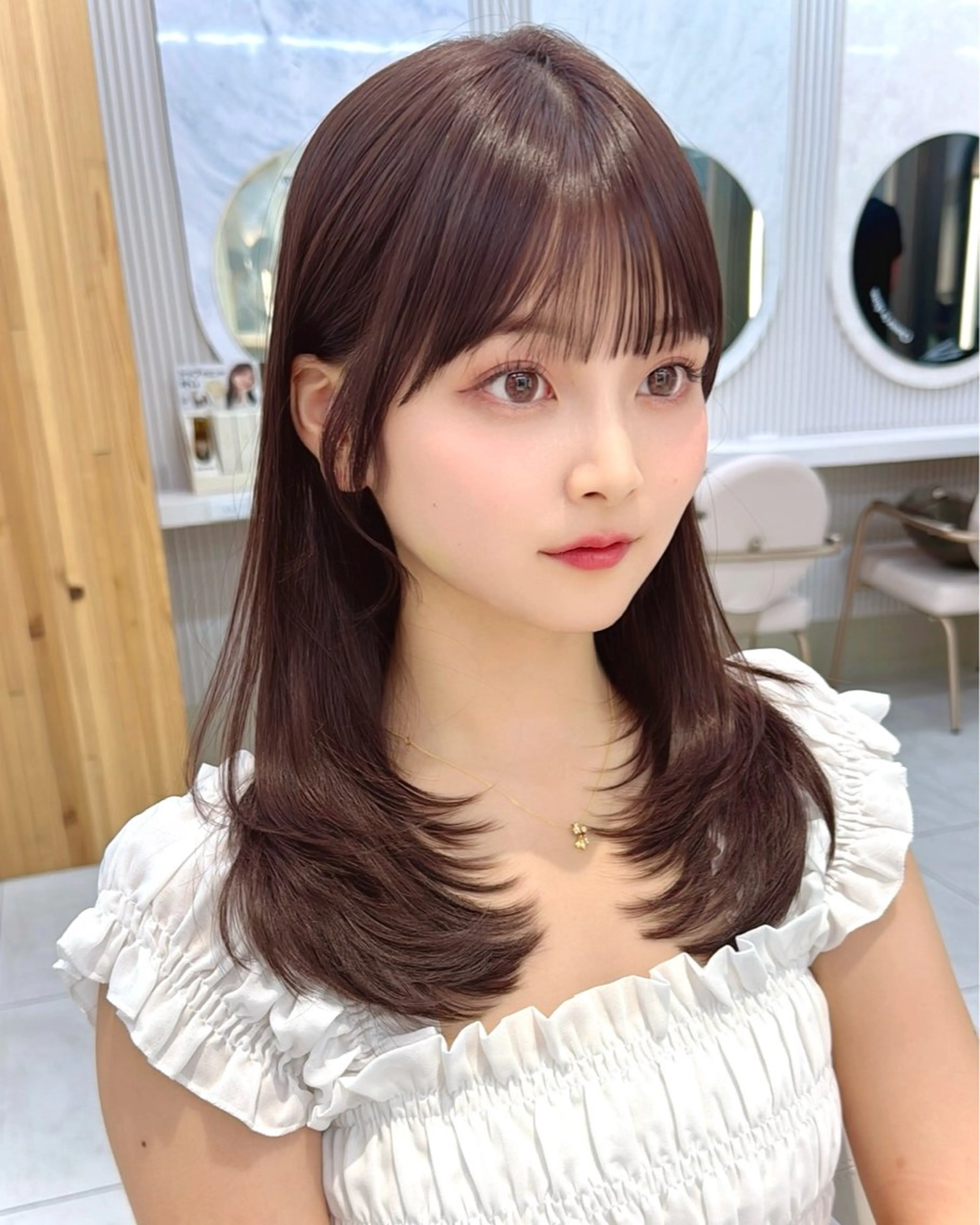 ミディアム カット ヘアカラー トリートメント レイヤーカット/ 顔まわり/アオイのヘアスタイル