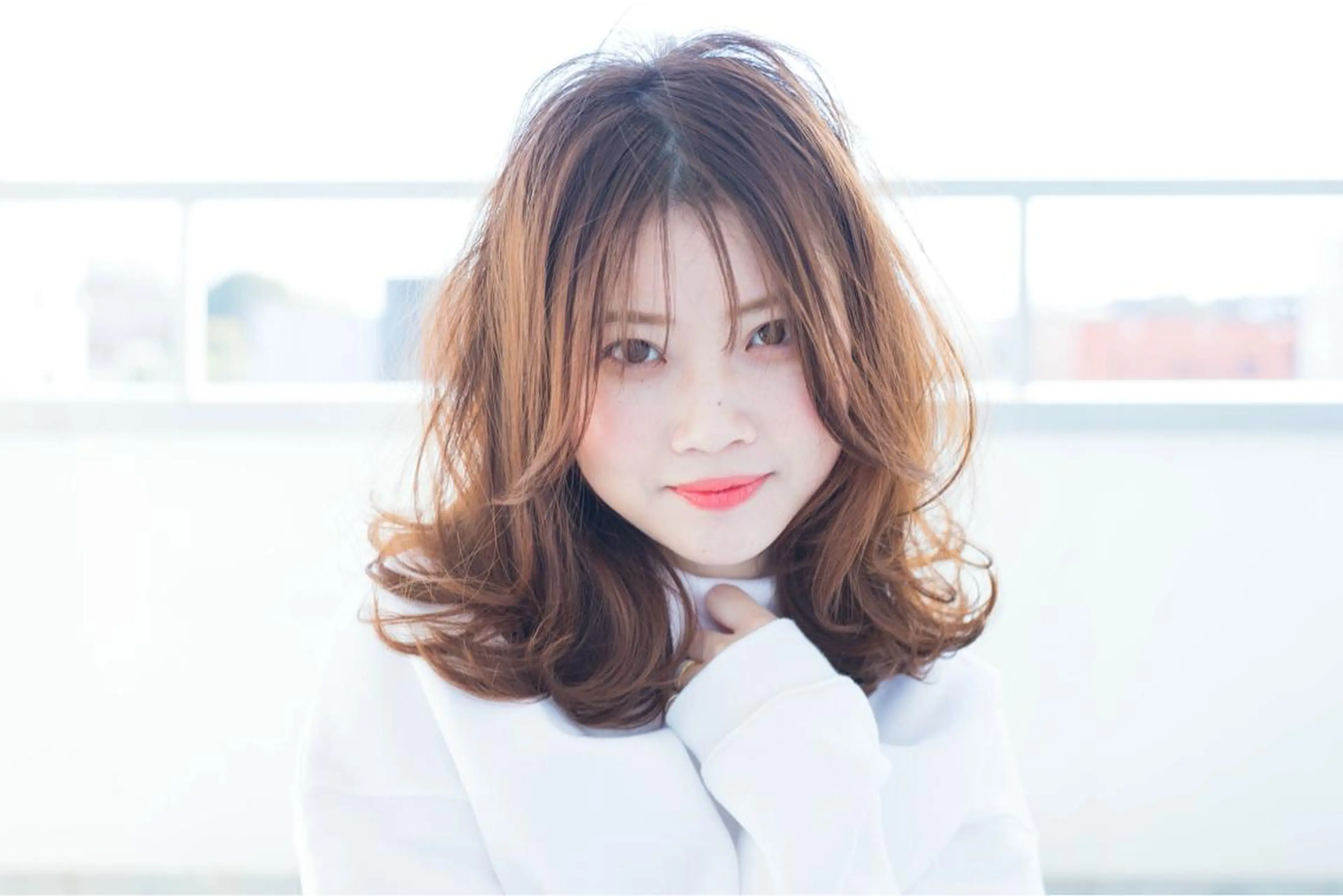 ミディアム カラー ベージュカラー モカベージュ レイヤーカット シースルーバング カット トリートメント フリーランス【Chill-hus】所属・小野 和摩のヘアスタイル