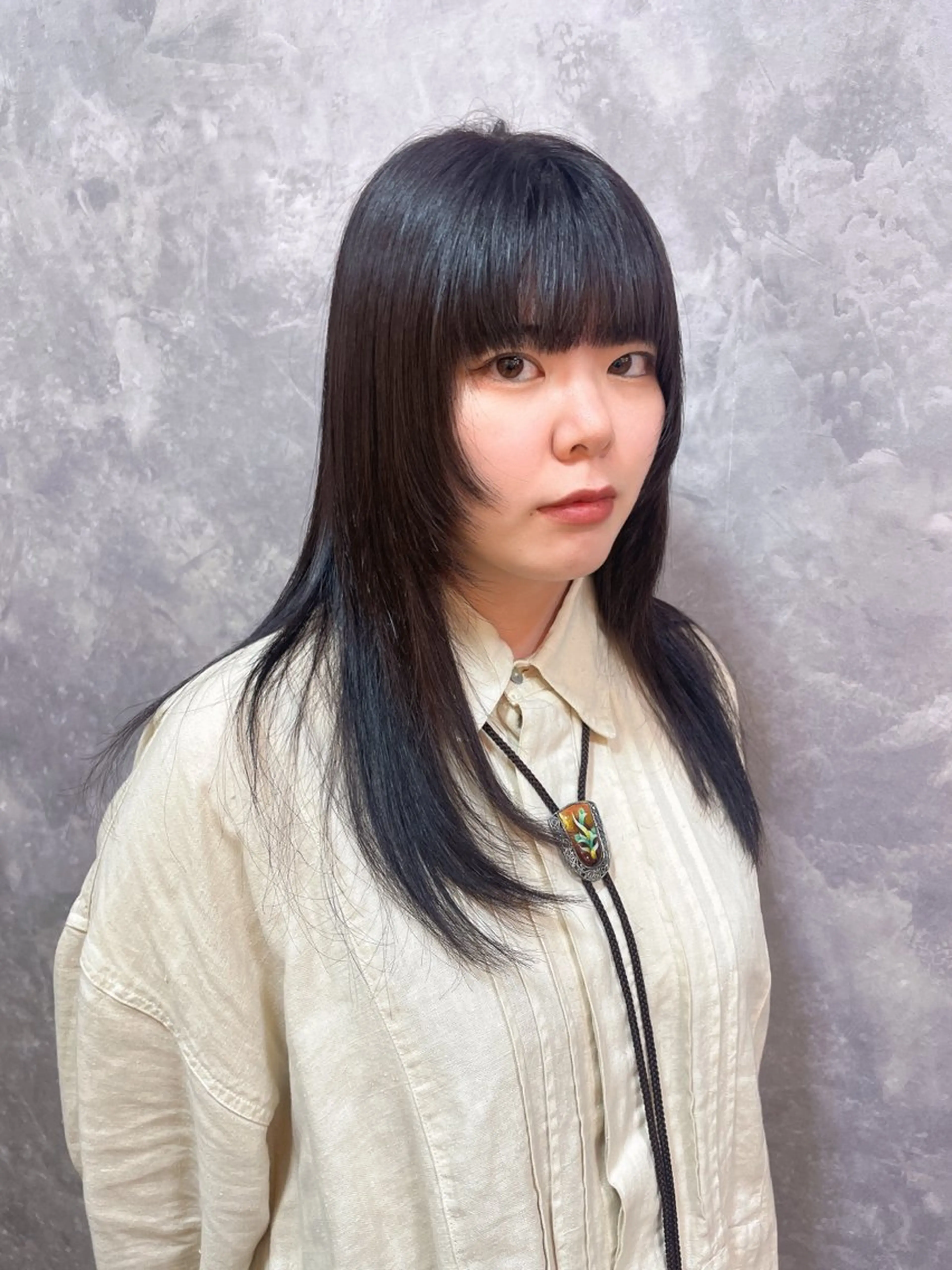 セミロング カラー ヘアアレンジ トリートメント mika｜ブルーカラ ー｜ハイトーンカラーのヘアスタイル