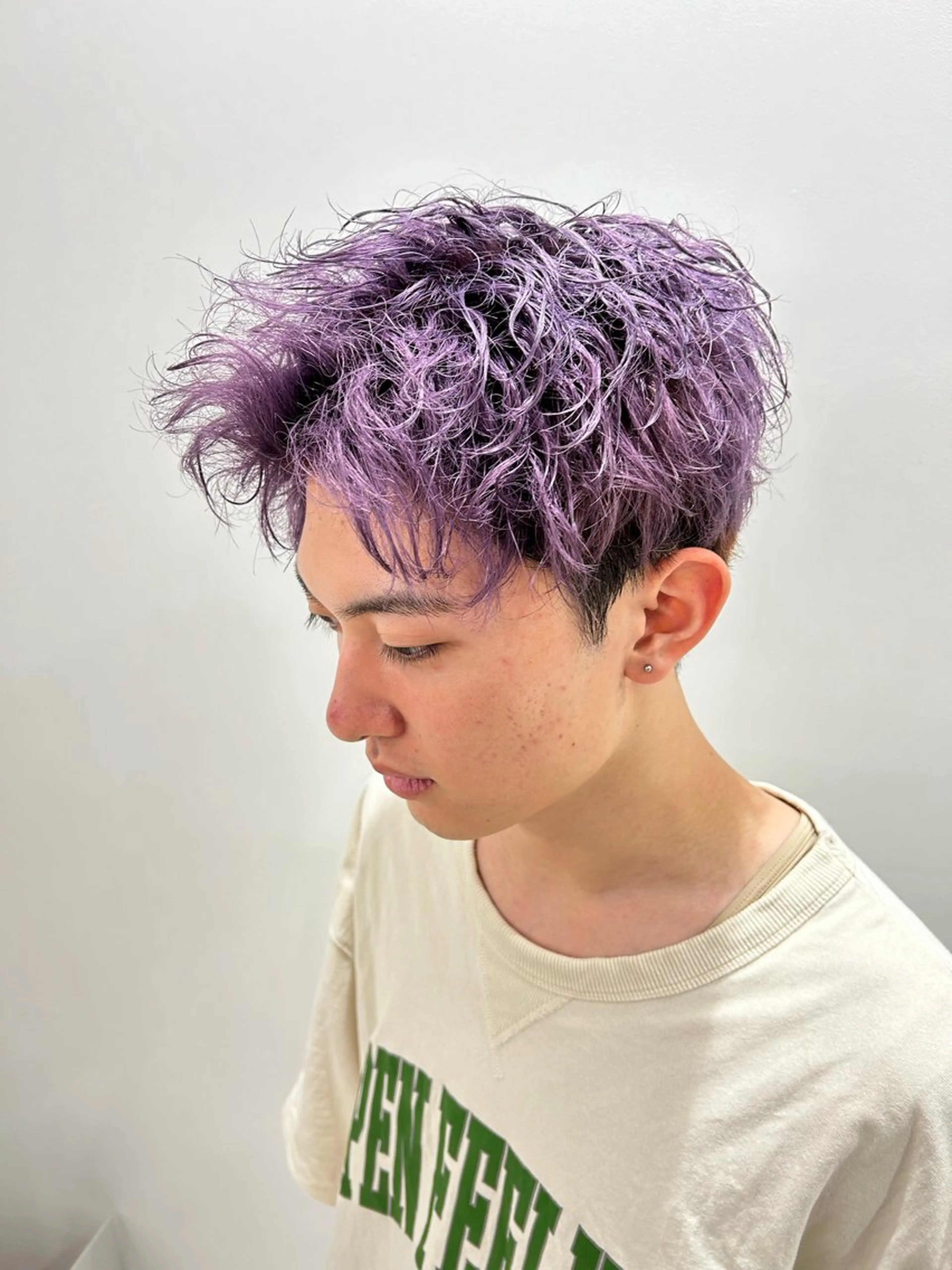 カラー メンズ アップバング メンズハイトーン メンズショート ハイトーンカラー バイオレットカラー ヘアカラー トリートメント 片山 仁のヘアスタイル