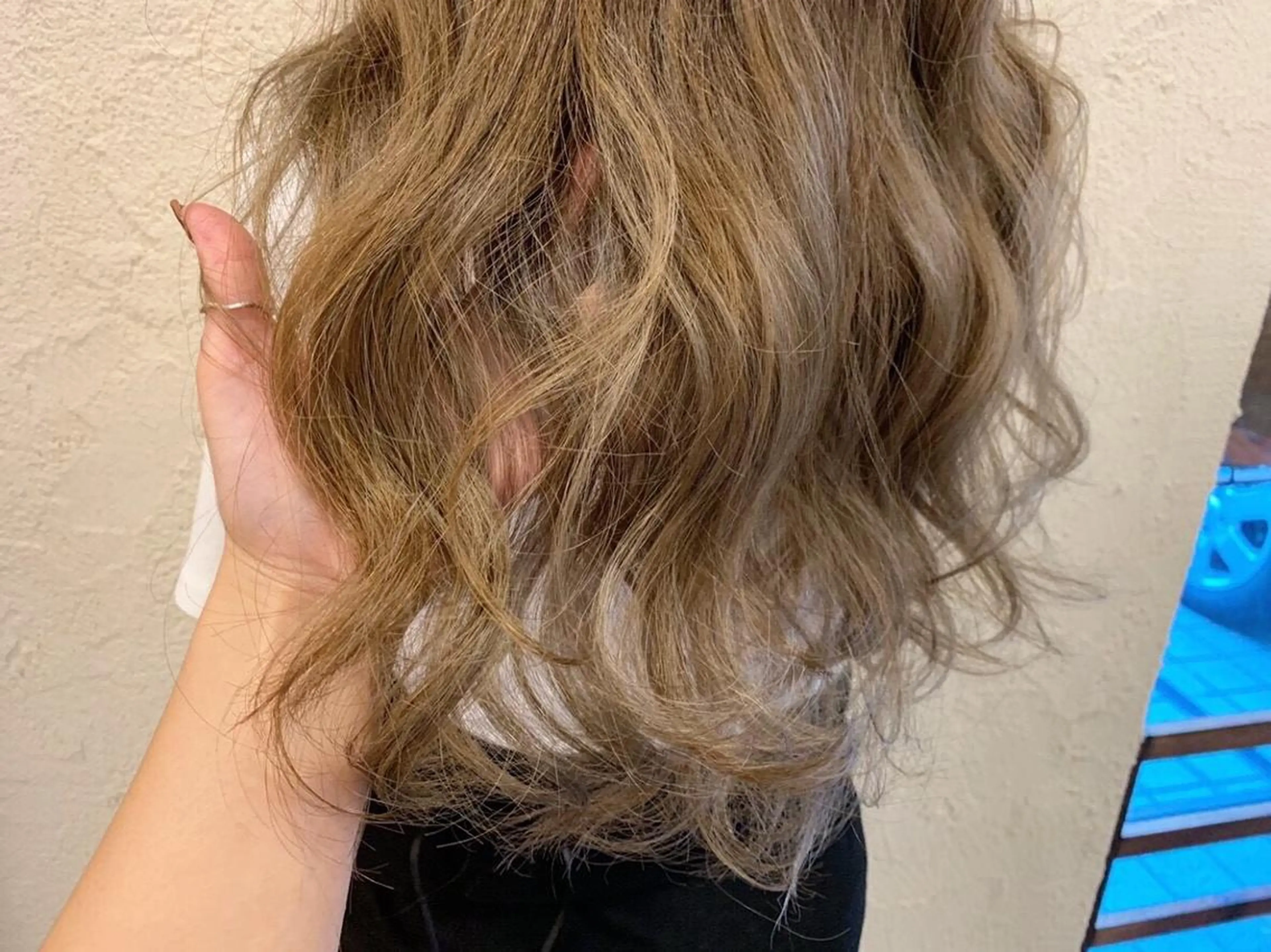 ロング シールエクステ/ ハイトーンカラーのヘアスタイル