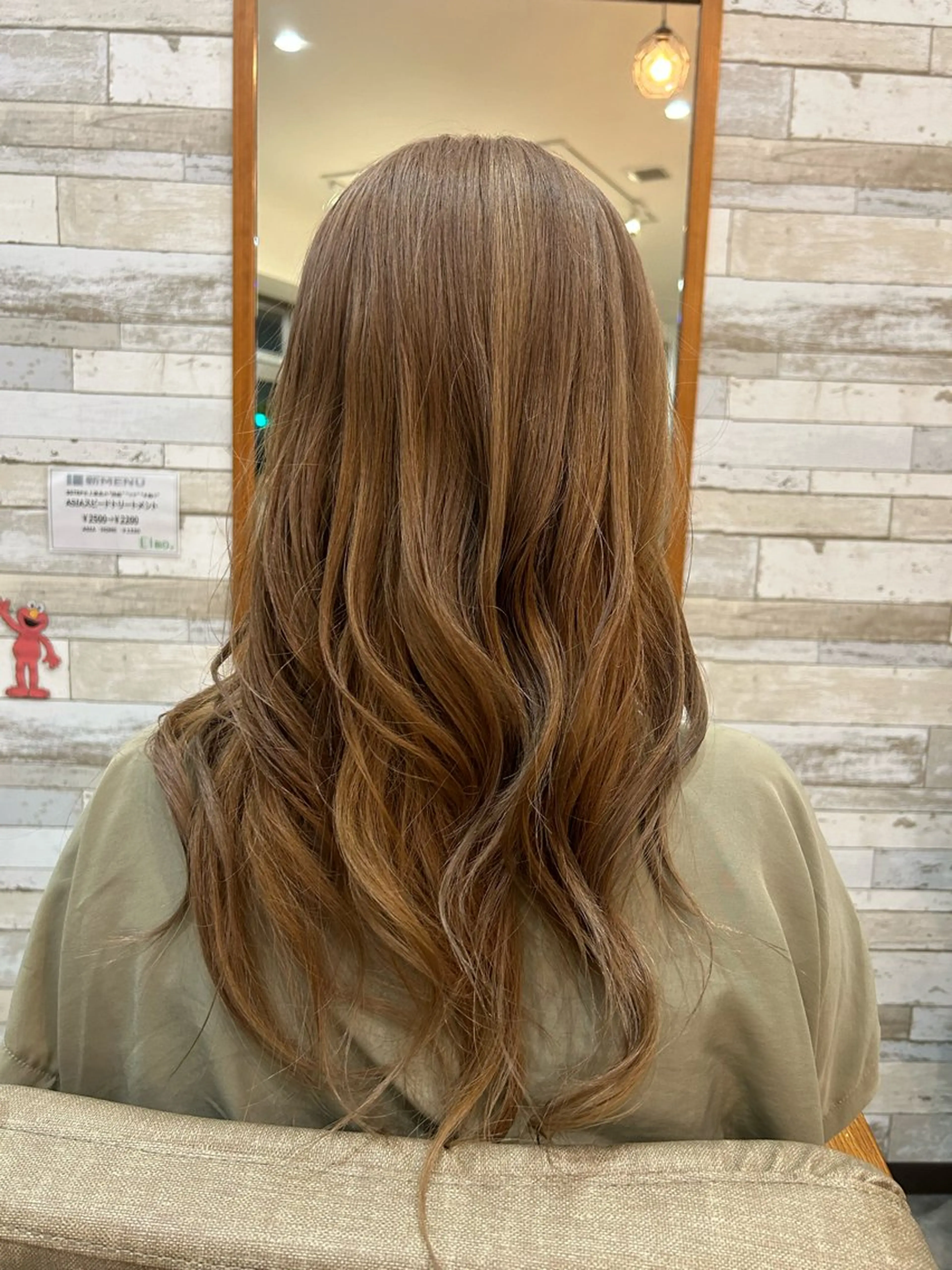 カラー elmo.所属・木庭 愛莉のヘアスタイル