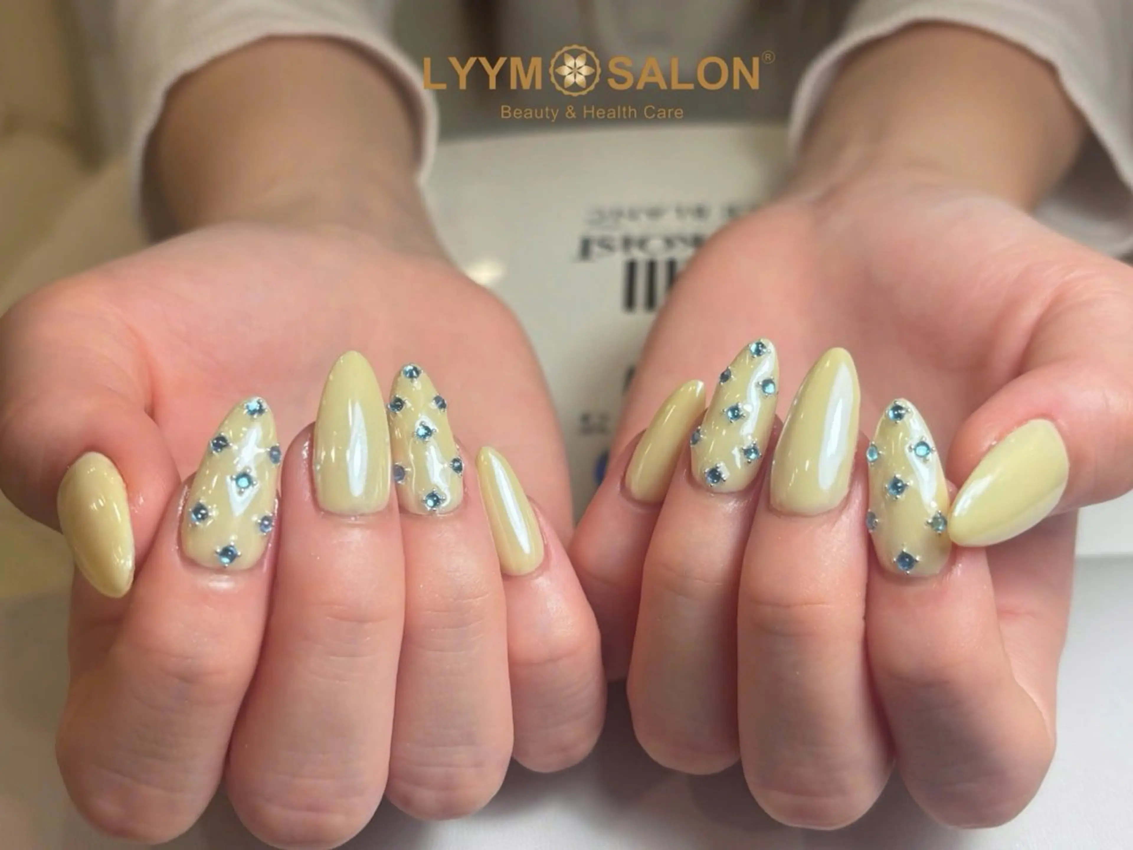 ネイル 韓国ネイル シンプルネイル 春ネイル ストーンネイル 黄色 ハンドネイル LYYM Salonのネイルデザイン