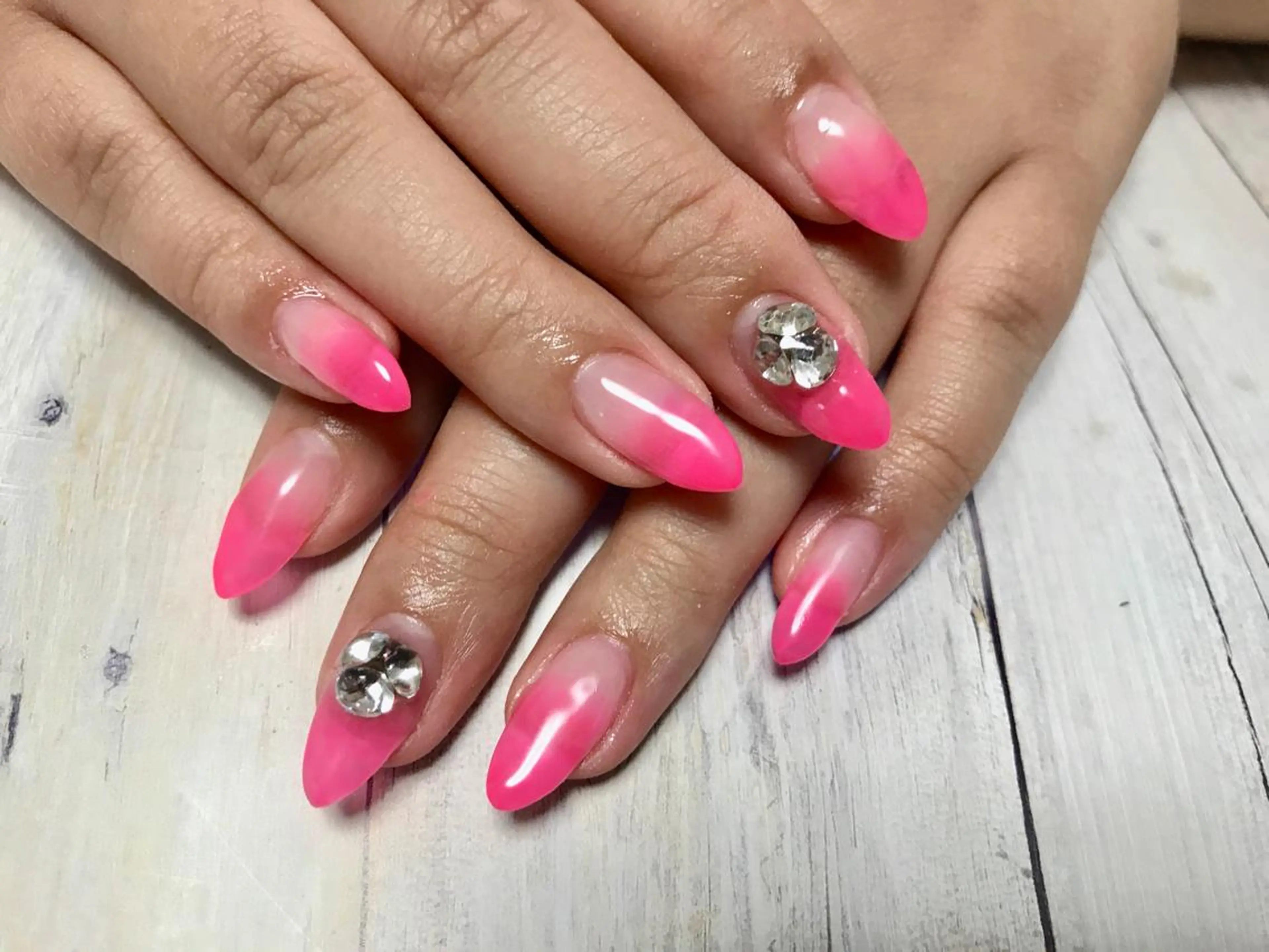 ネイル ピンク ストーンネイル nico.nico.mark NAIL所属・小林 梓のエステ・リラクイメージ