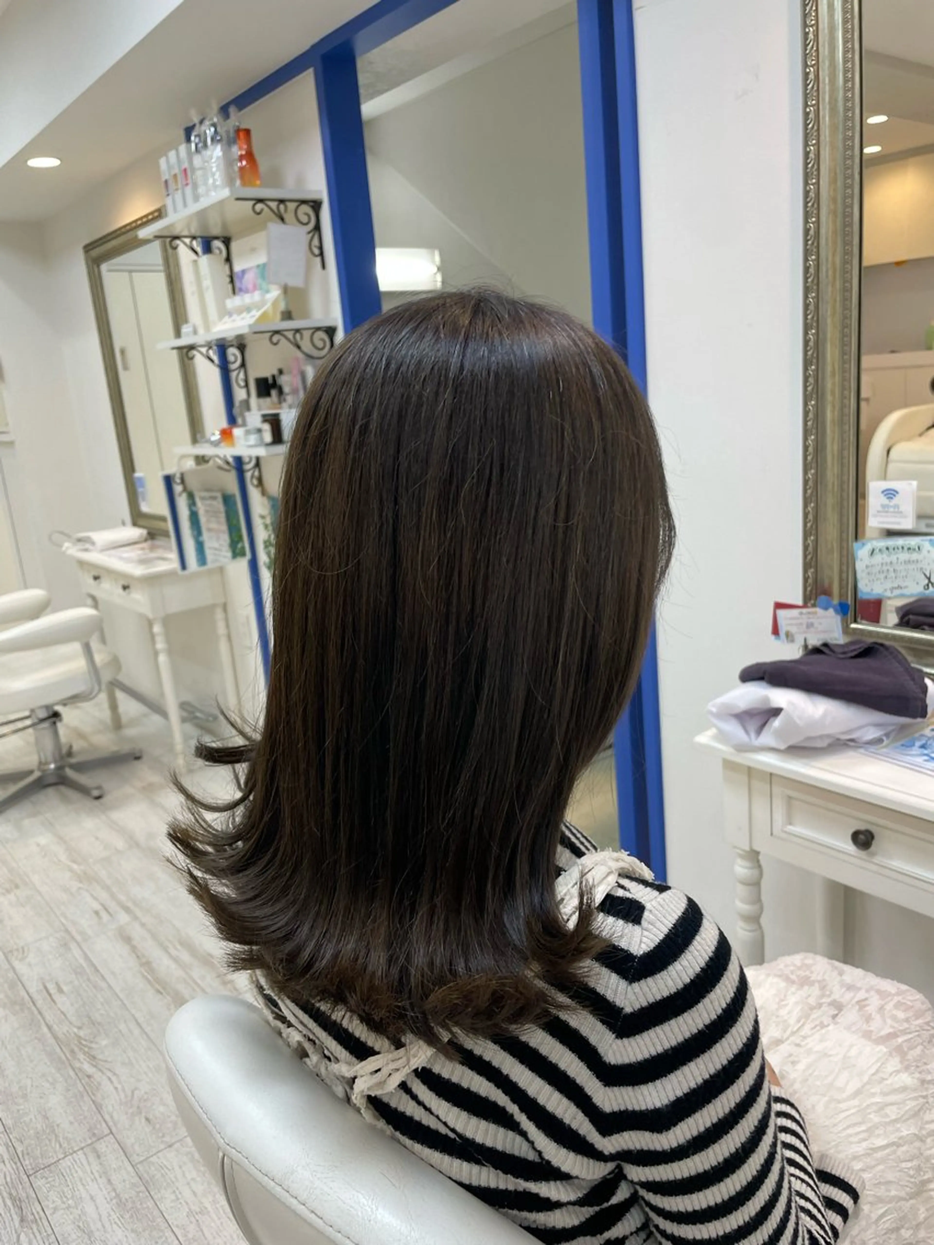 セミロング 外ハネヘア カット ヘアカラー 新籾 尚哉のヘアスタイル