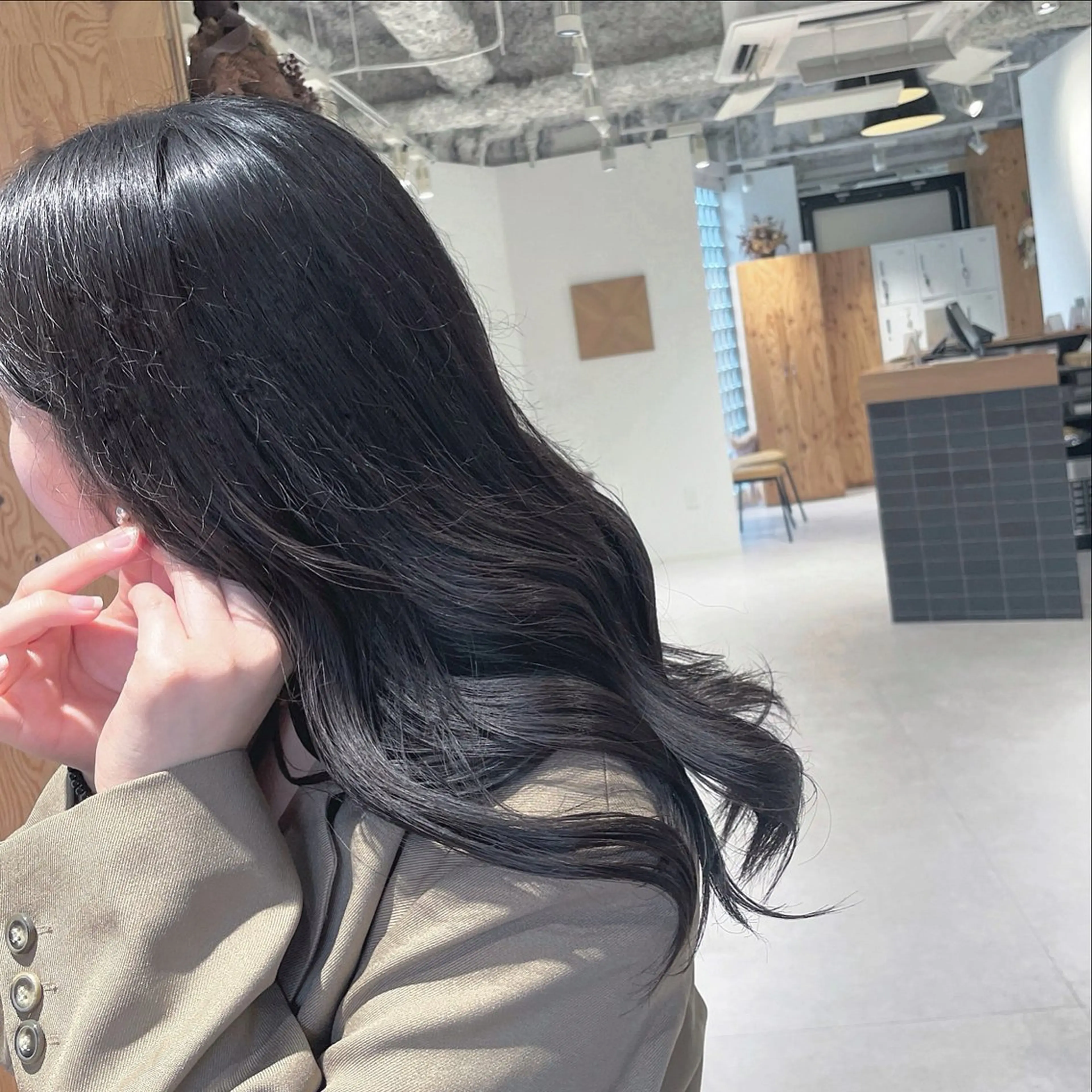 セミロング カラー イヌマル アユ / Fier umedaのヘアスタイル