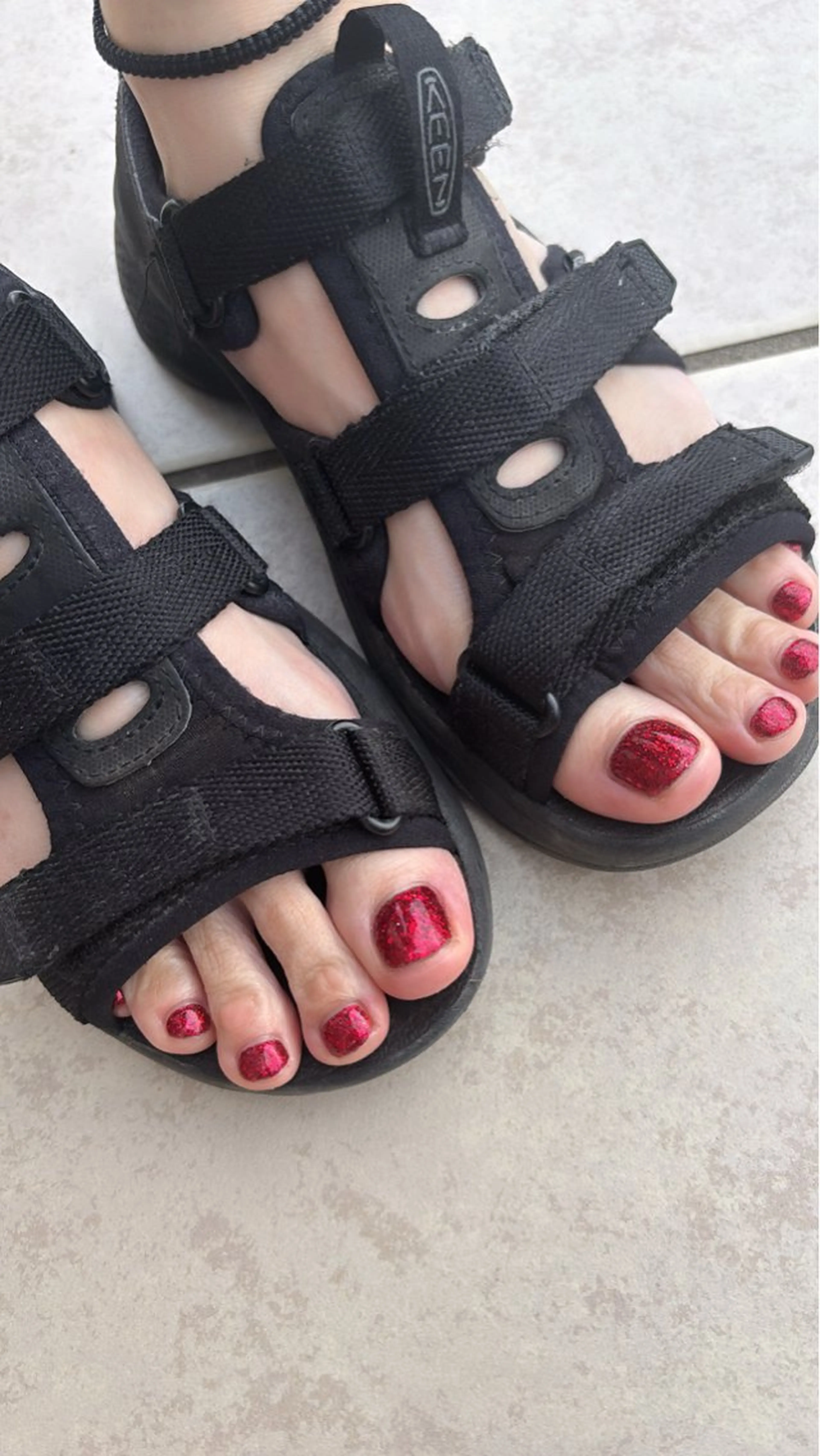 ネイル ラメ(グリッター) ワンカラーネイル 赤色 フットネイル Lino𓂃⟡.· Chizuruのネイルデザイン