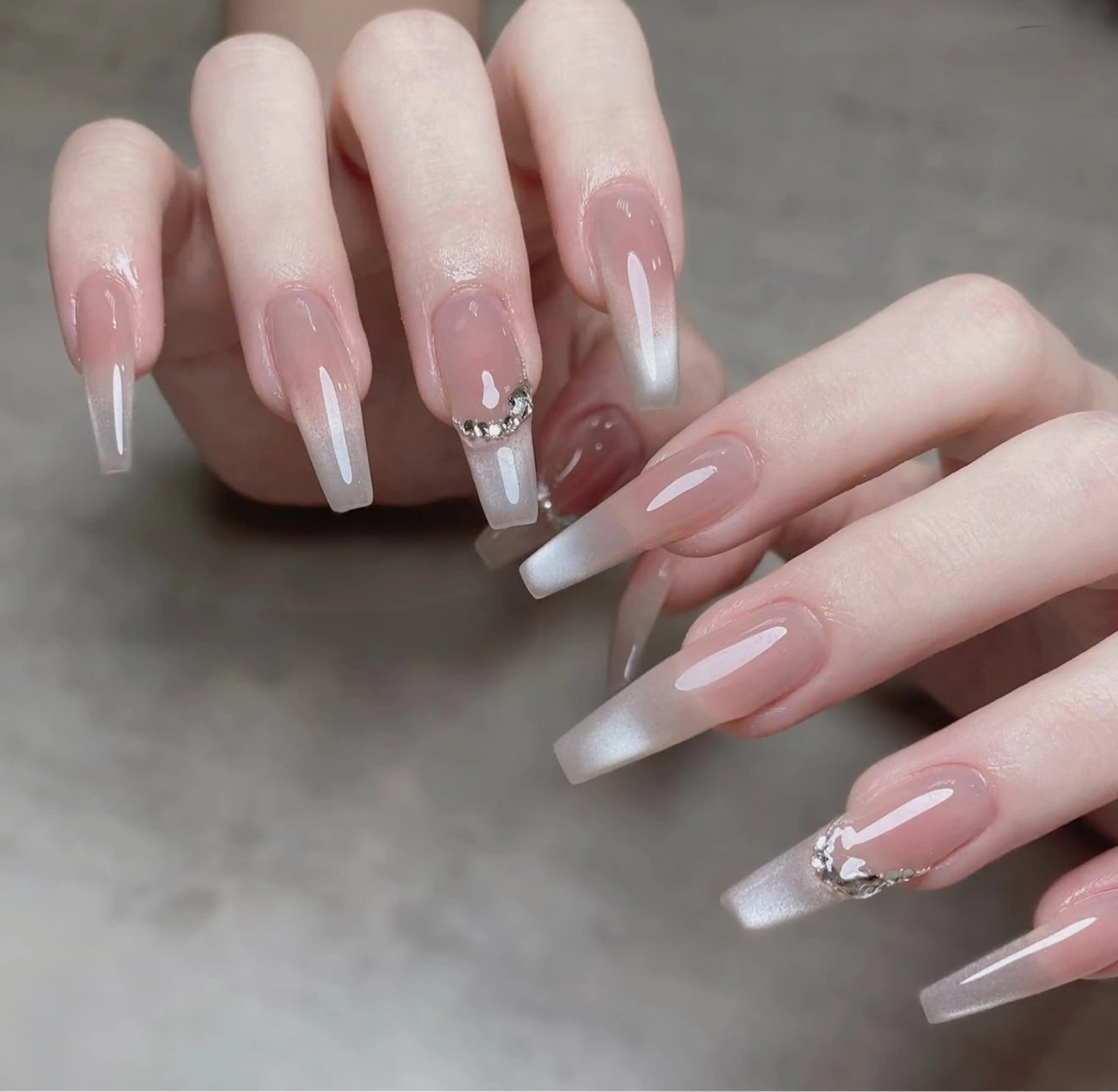 ネイル アニマル柄 オーロラネイル チークネイル フラッシュネイル ジェルネイル ハンドネイル Lyna 池袋のネイルデザイン