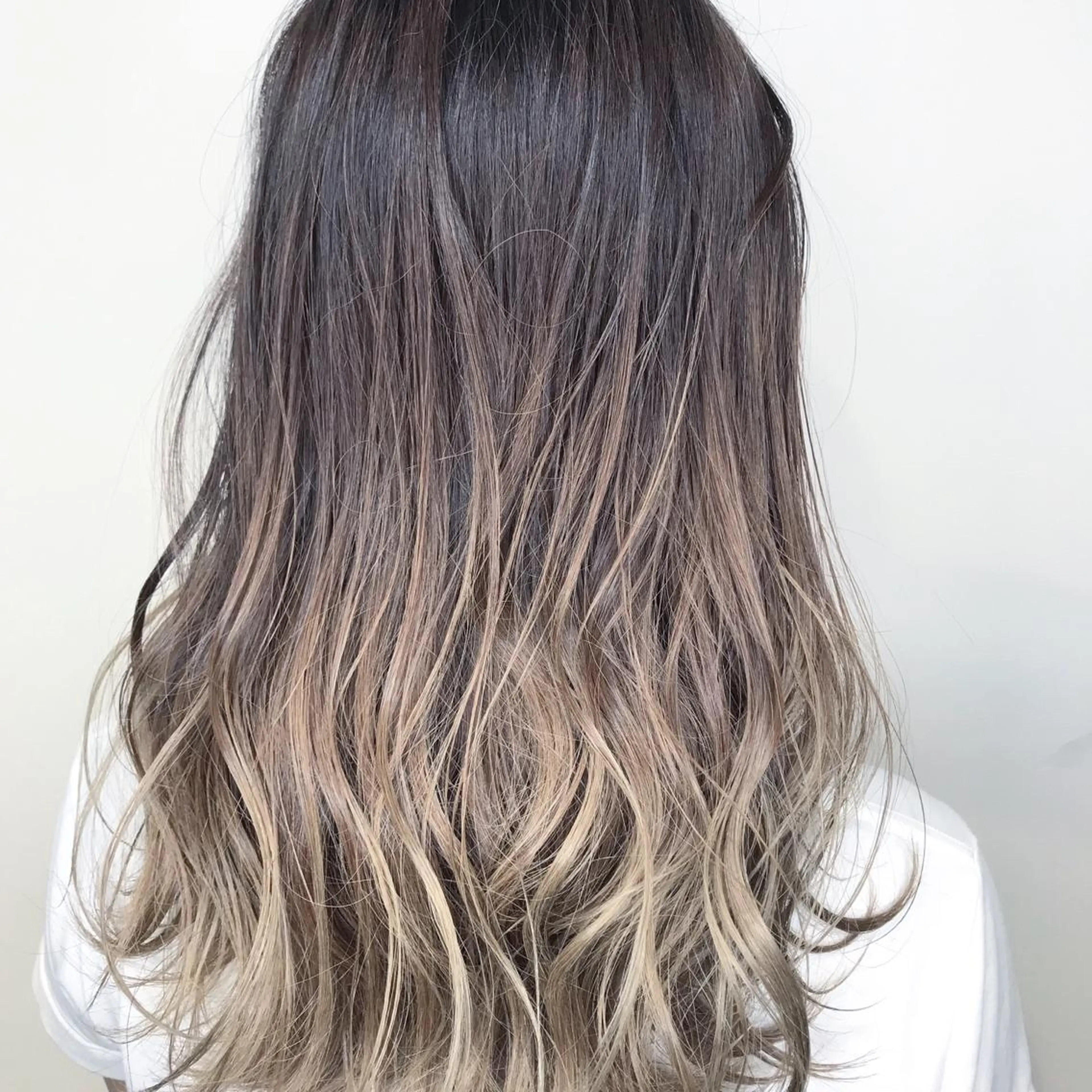 ミディアム カラー アッシュ アッシュグレー アッシュグレージュ バレイヤージュ ブリーチ AMI Hair  supply所属・髪質改善カラー 韓国風レイヤーのヘアスタイル