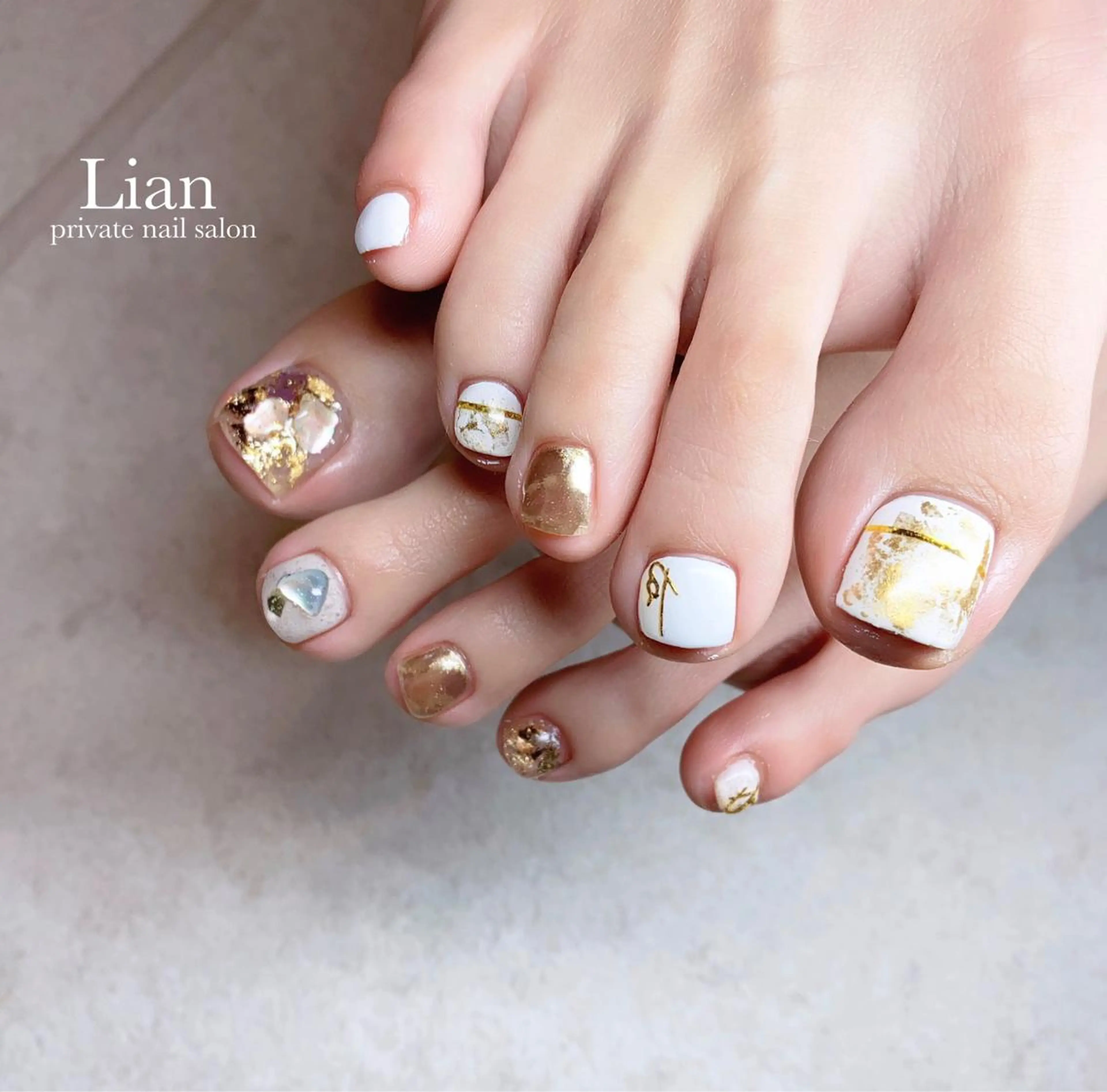 ネイル キラキラネイル ミラーネイル ニュアンスネイル ホワイト nailsalon Lenoaのネイルデザイン