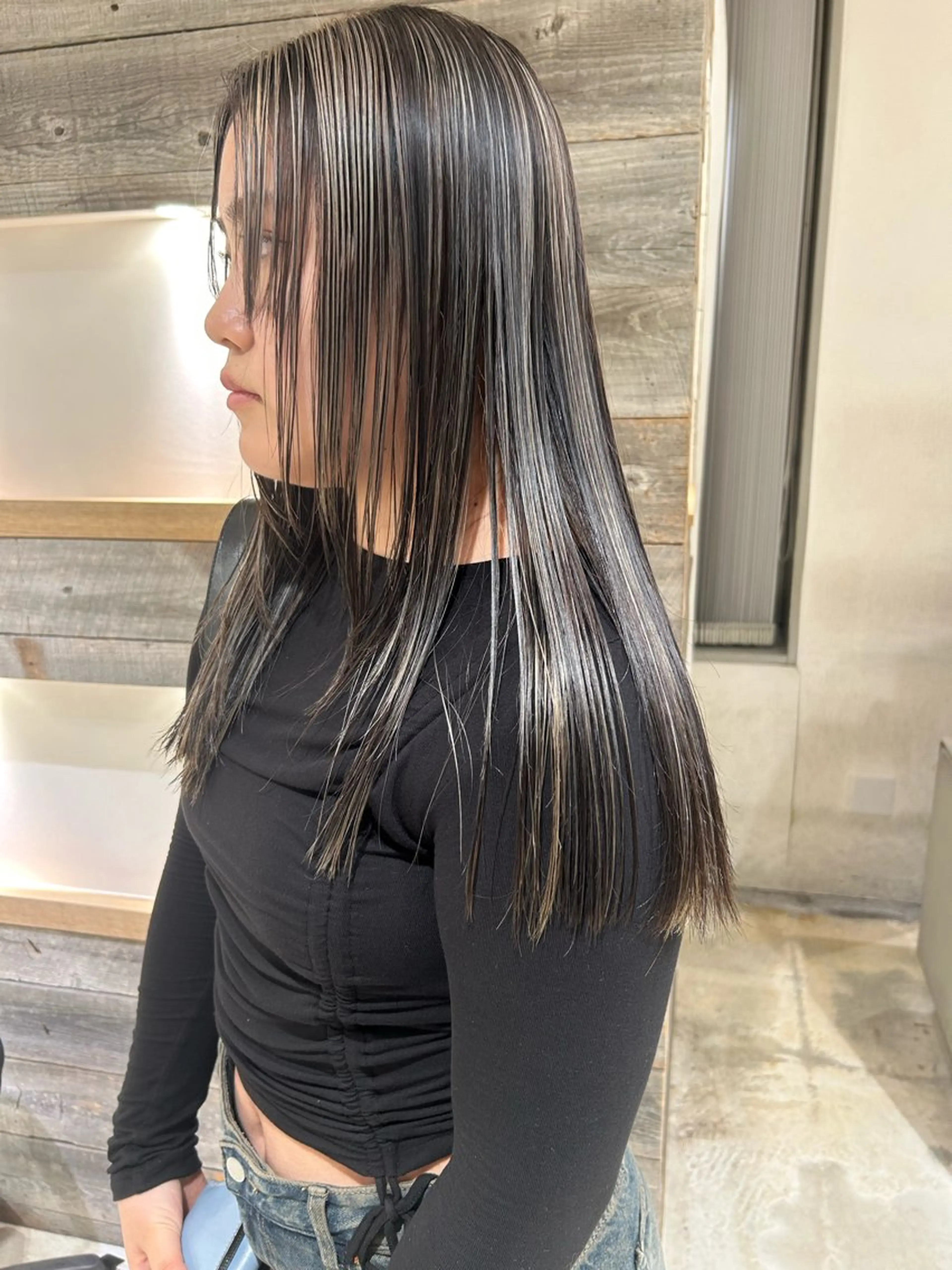 ロング カラー デザインカラー カット ヘアカラー トリートメント Loom.所属・村上雅人 ナチュラルモードのヘアスタイル