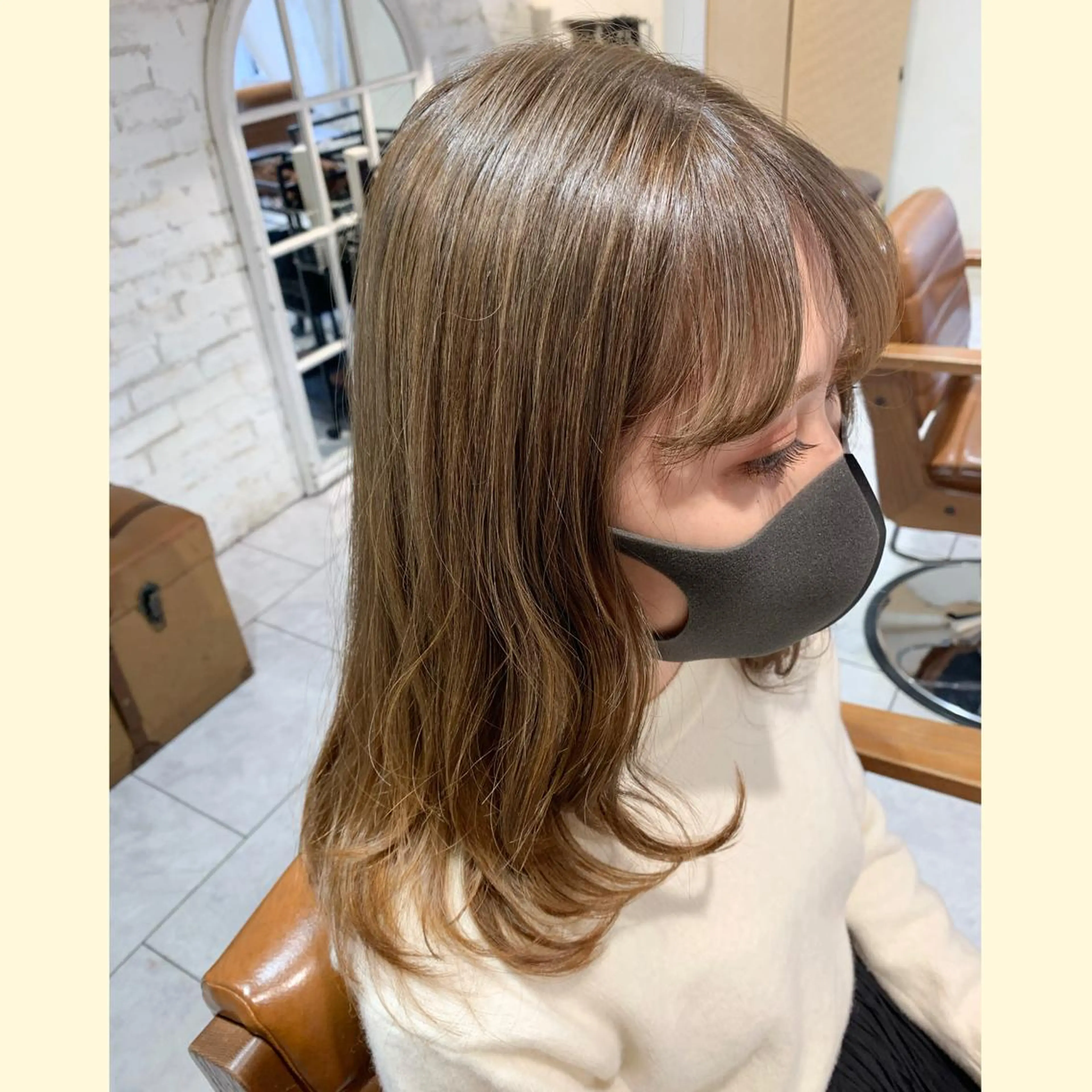 セミロング カラー ベージュカラー ブリーチ ミルクティーベージュ 浅沼 久瑠美のヘアスタイル