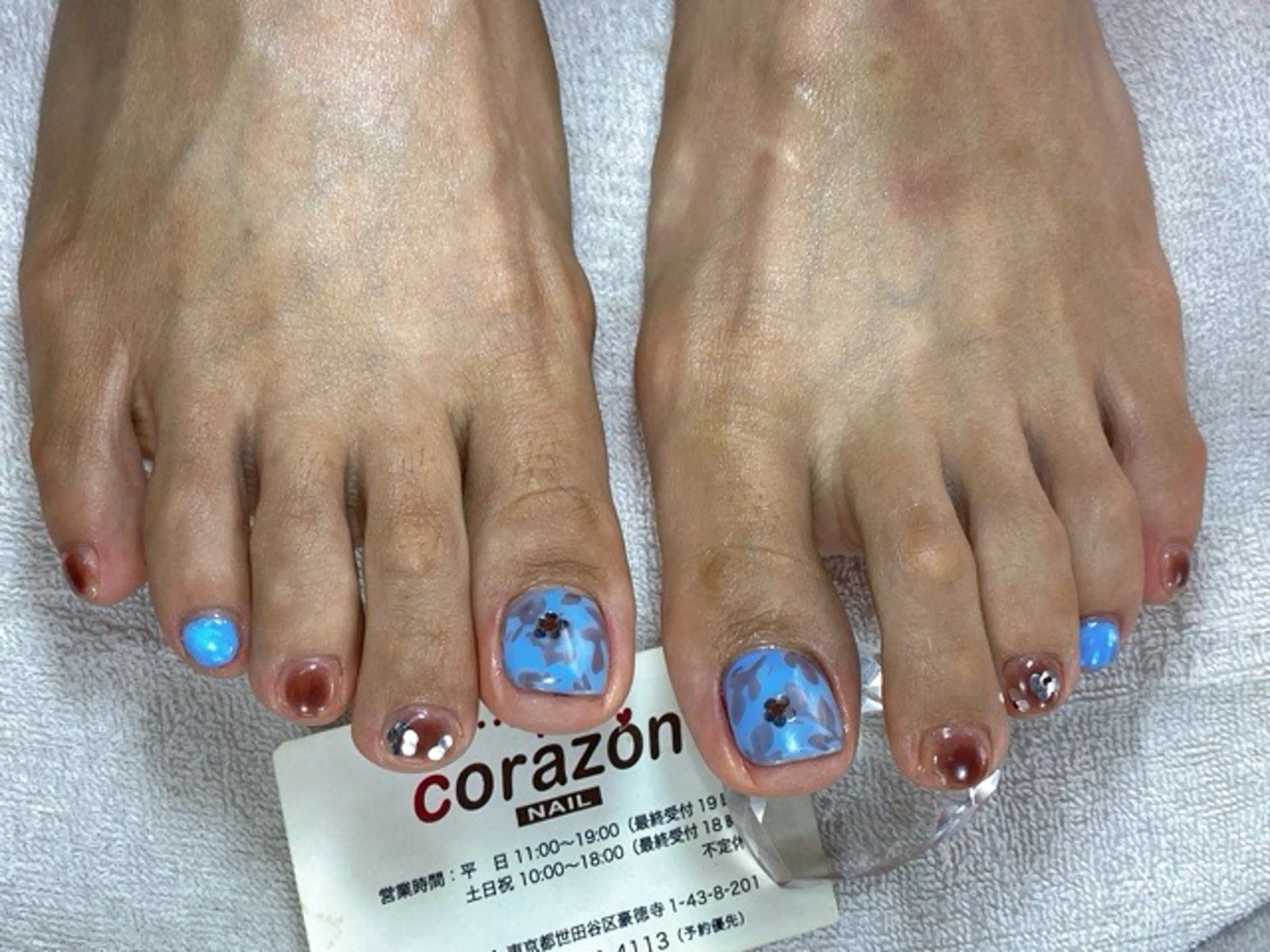 ネイル アートネイル ブラウン フットネイル ホログラムネイル 水色 corazon所属・ネイリスト aicoのネイルデザイン