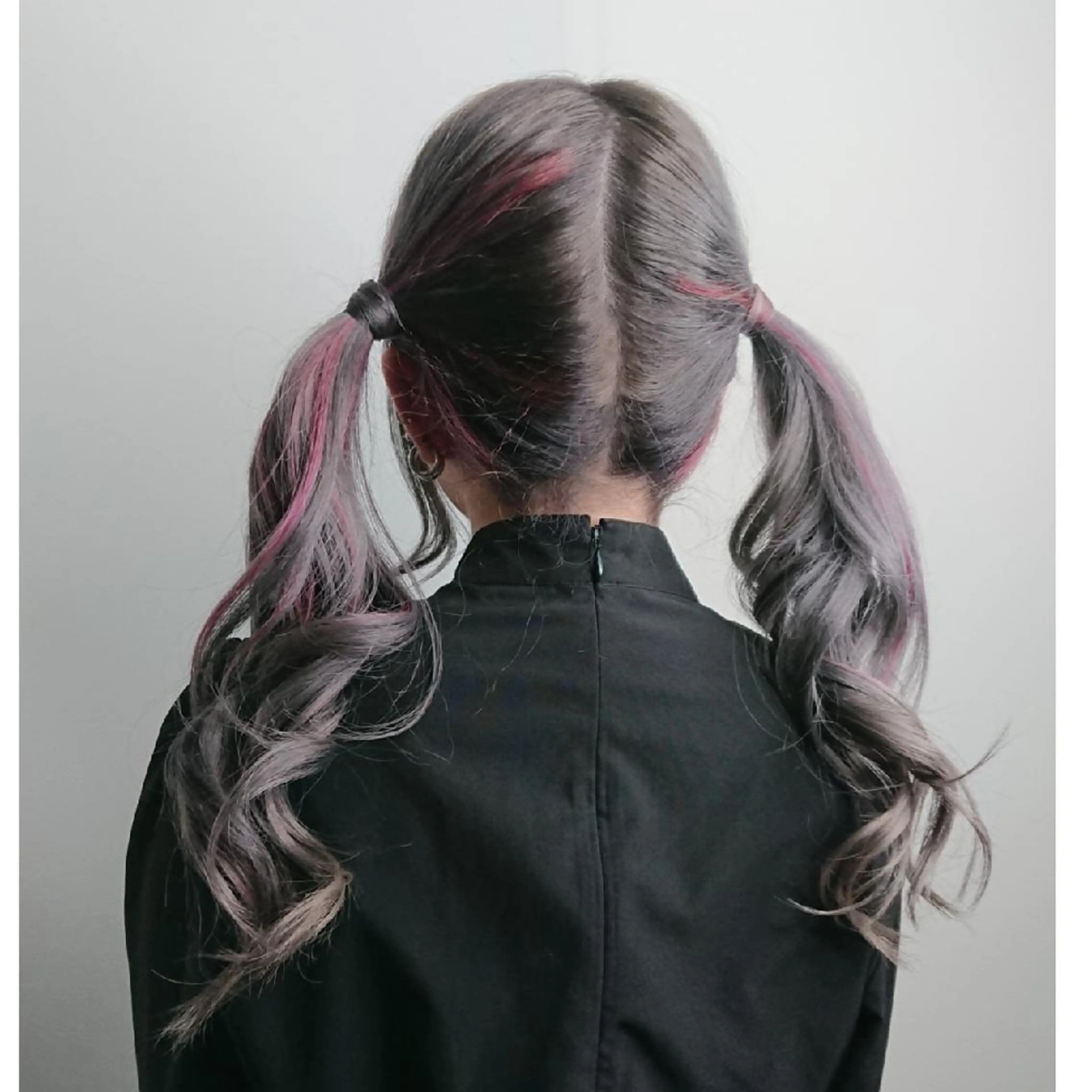 ロング カラー ツインテール メッシュ ピンクカラー シルバー グラデ❣️インナー 派手髪Fumiyoのヘアスタイル