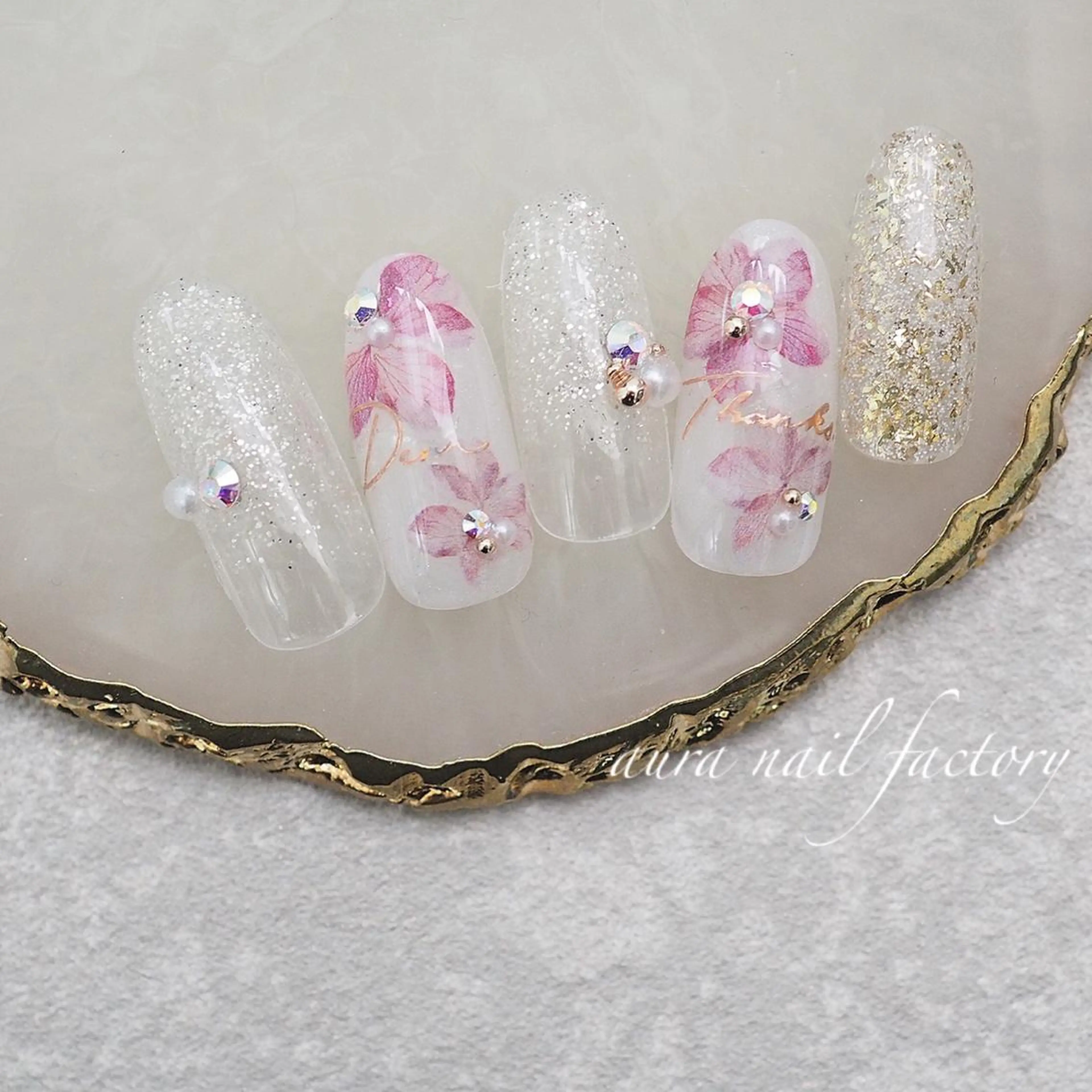 ミディアム カラー ネイル 桜ネイル ジェルネイル パラジェル 赤色 春ネイル 赤羽　アウラ ネイルファクトリーのネイルデザイン