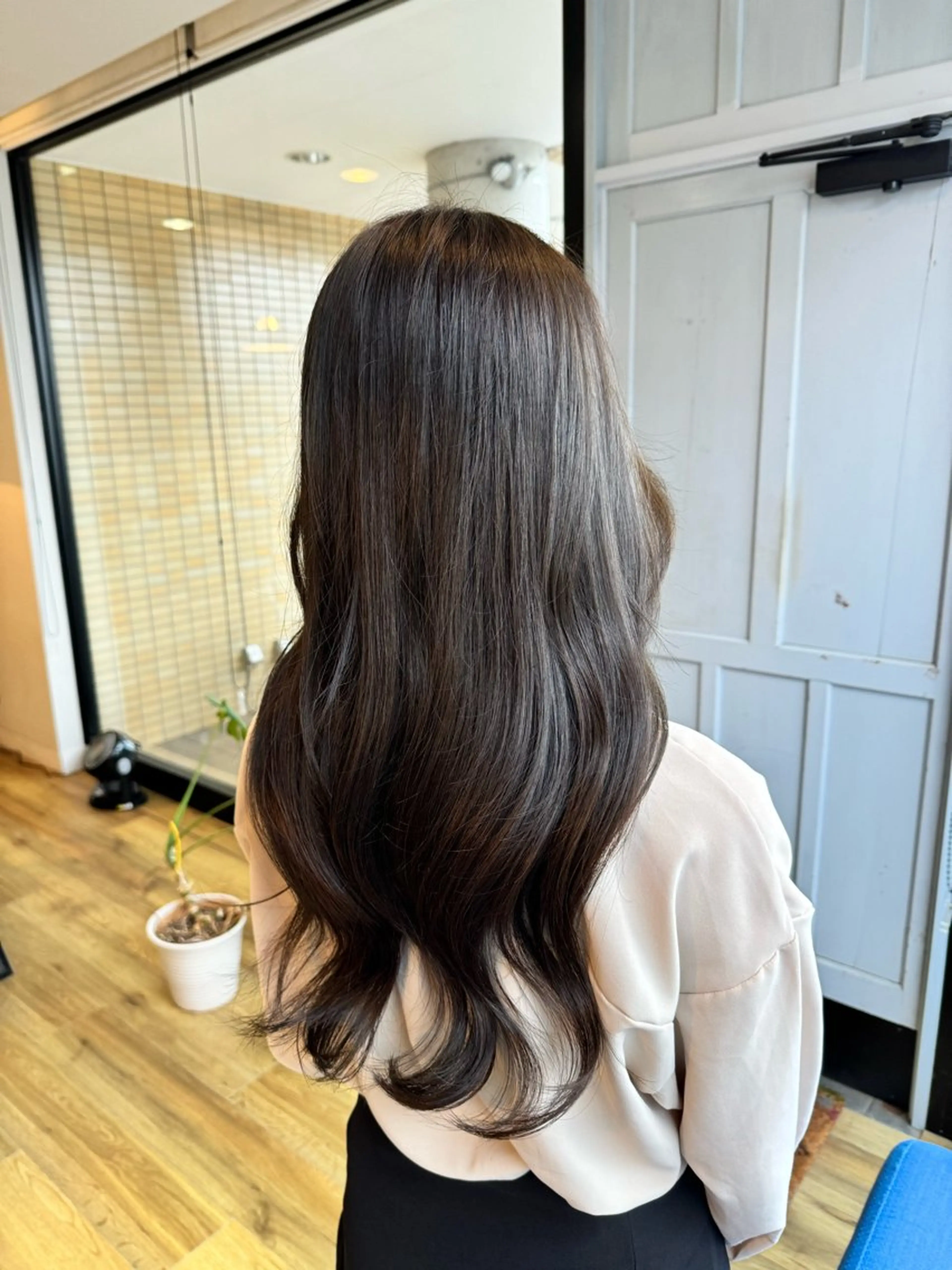 ロング カラー グレージュ ヘアカラー トリートメント ツキダテ ユイのヘアスタイル