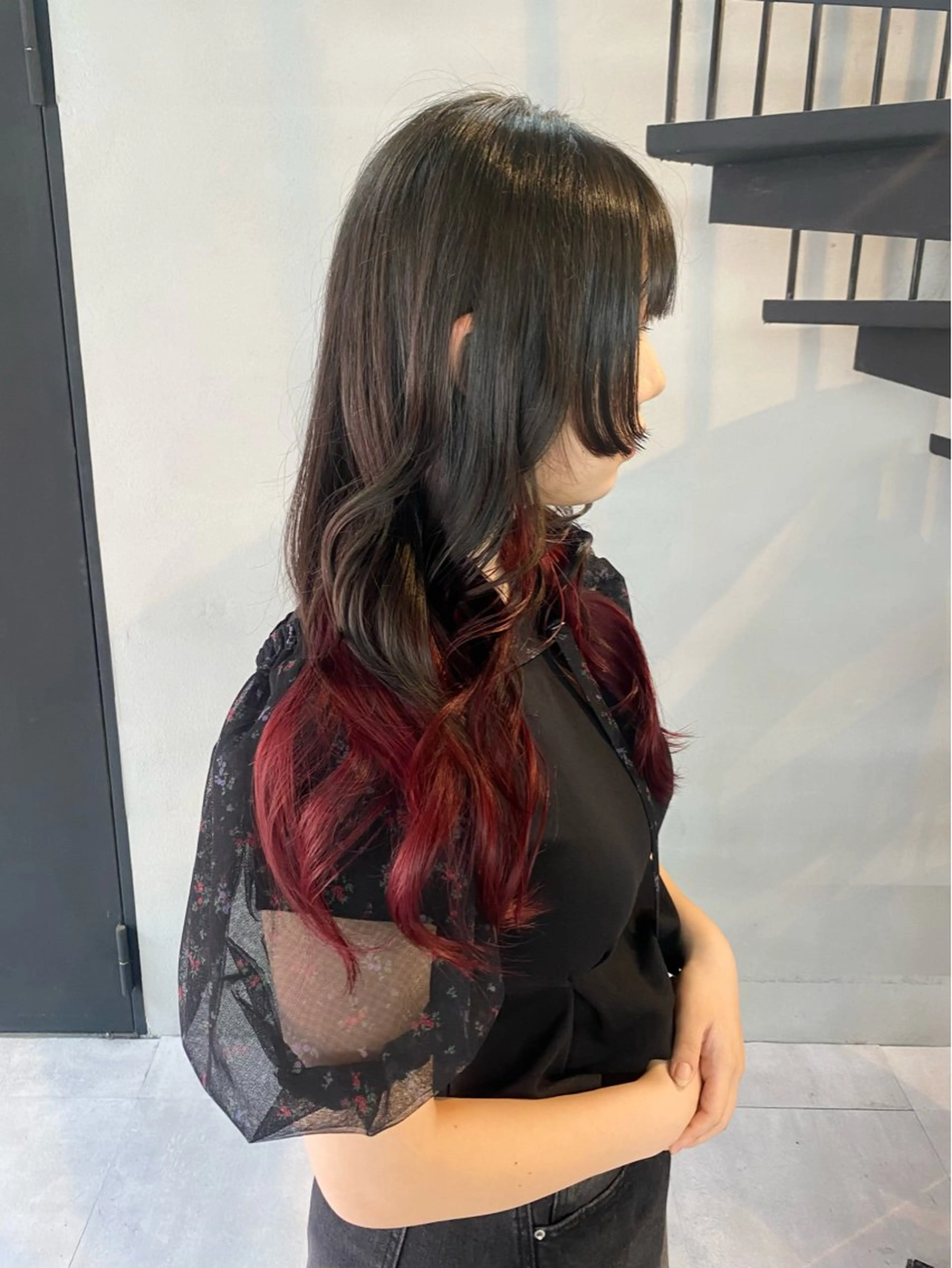 ロング カラー ブリーチ デザインカラー イヤリングカラー インナーカラー レッドカラー 柏 デザインカラー/ レイヤー🐣シオリのヘアスタイル