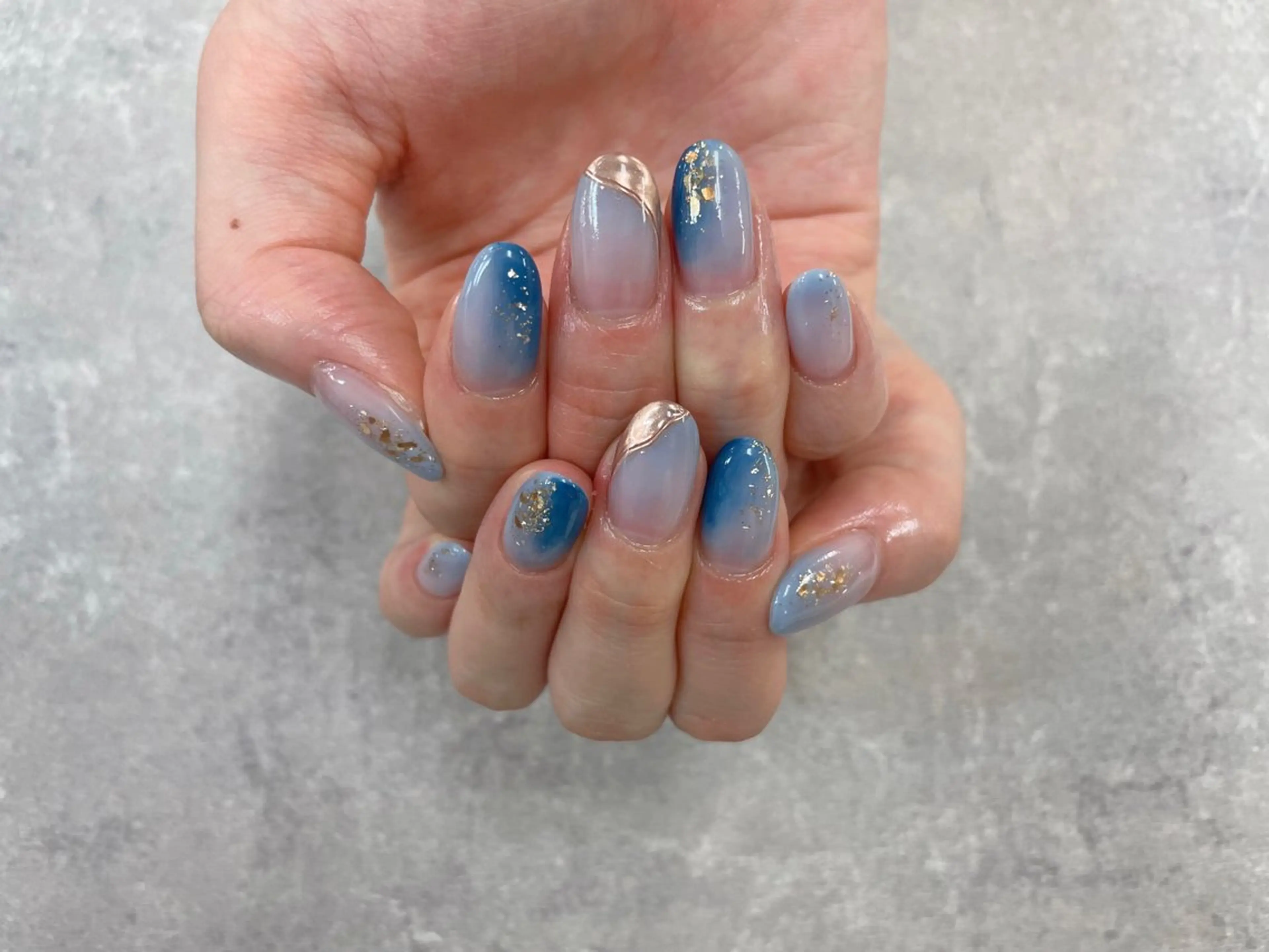 ネイル ブルー グラデーション ミラーネイル ニュアンスネイル ハンドネイル foglia❁﻿. ⌇﻿imamuraのネイルデザイン