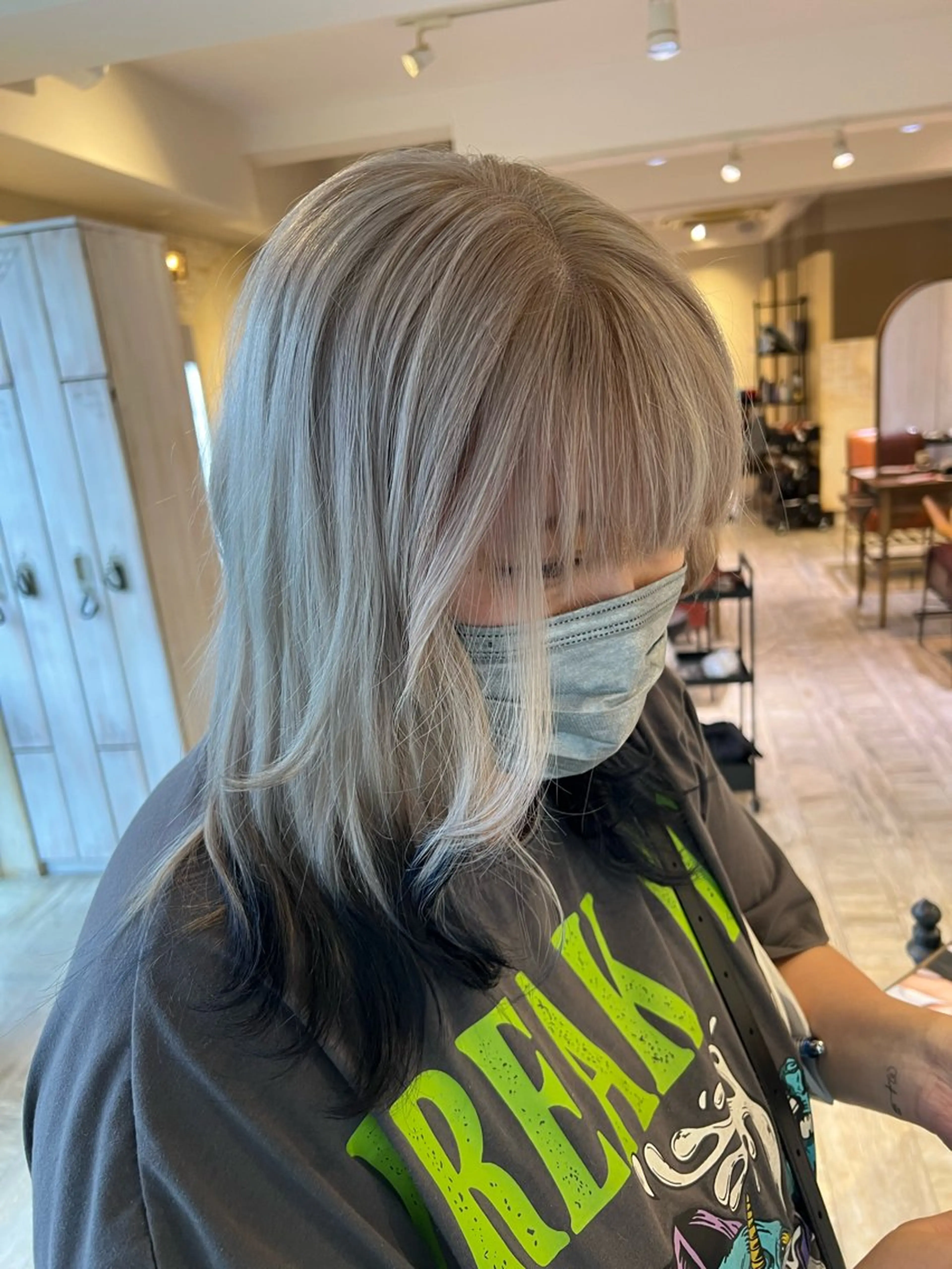 ミディアム カラー ベージュカラー ブリーチ ハイトーンカラー ホワイトベージュ ヘアカラー 似合わせ/ブリーチ カラー.岡田友仁のヘアスタイル