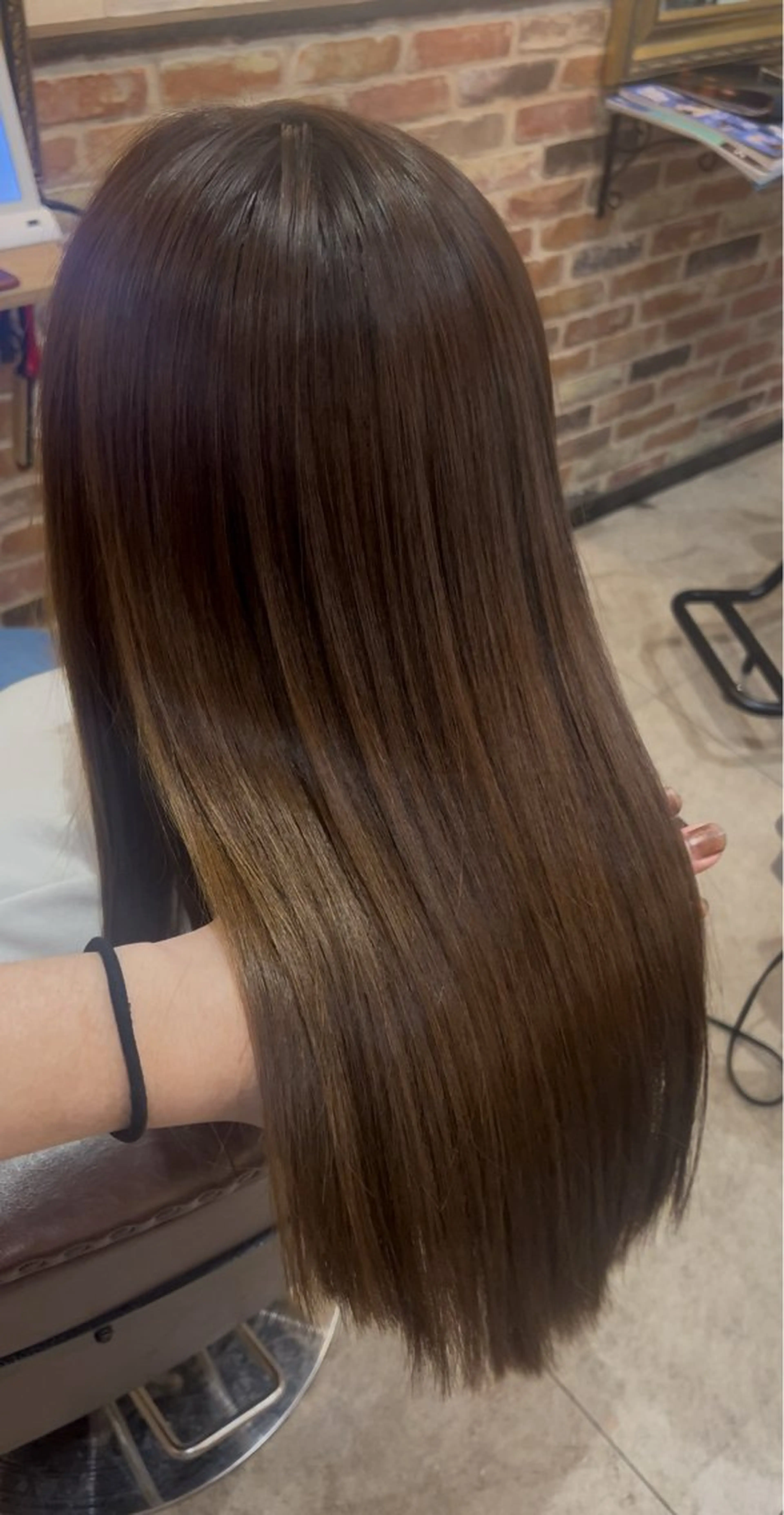 セミロング カット 縮毛矯正 飯星慧斗 /ブリーチ、縮毛矯正のヘアスタイル