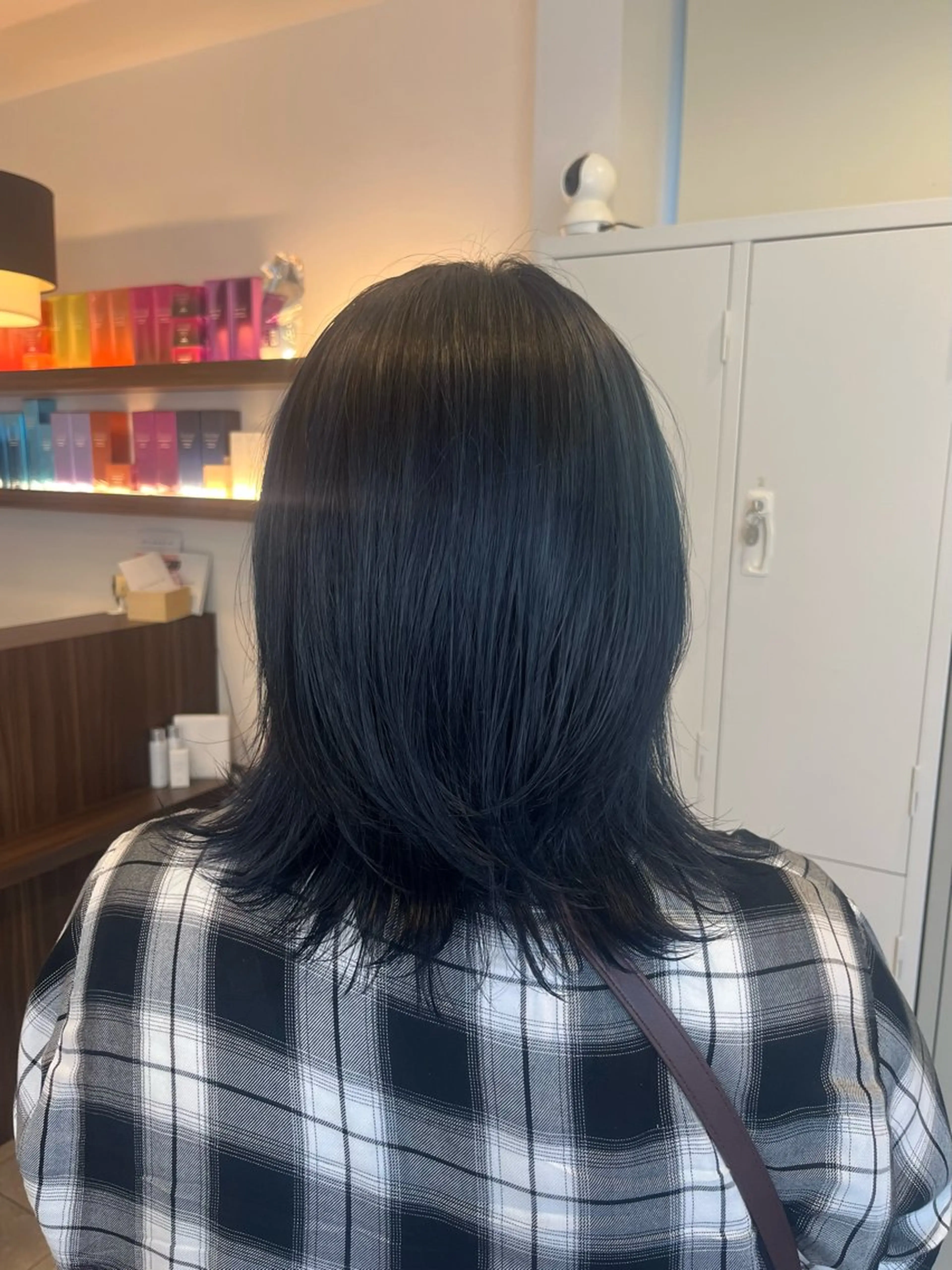 カラー 黒髪 ブリーチ ブルーカラー ブルーブラック Grandoll Luxe所属・大神 鈴夏のヘアスタイル