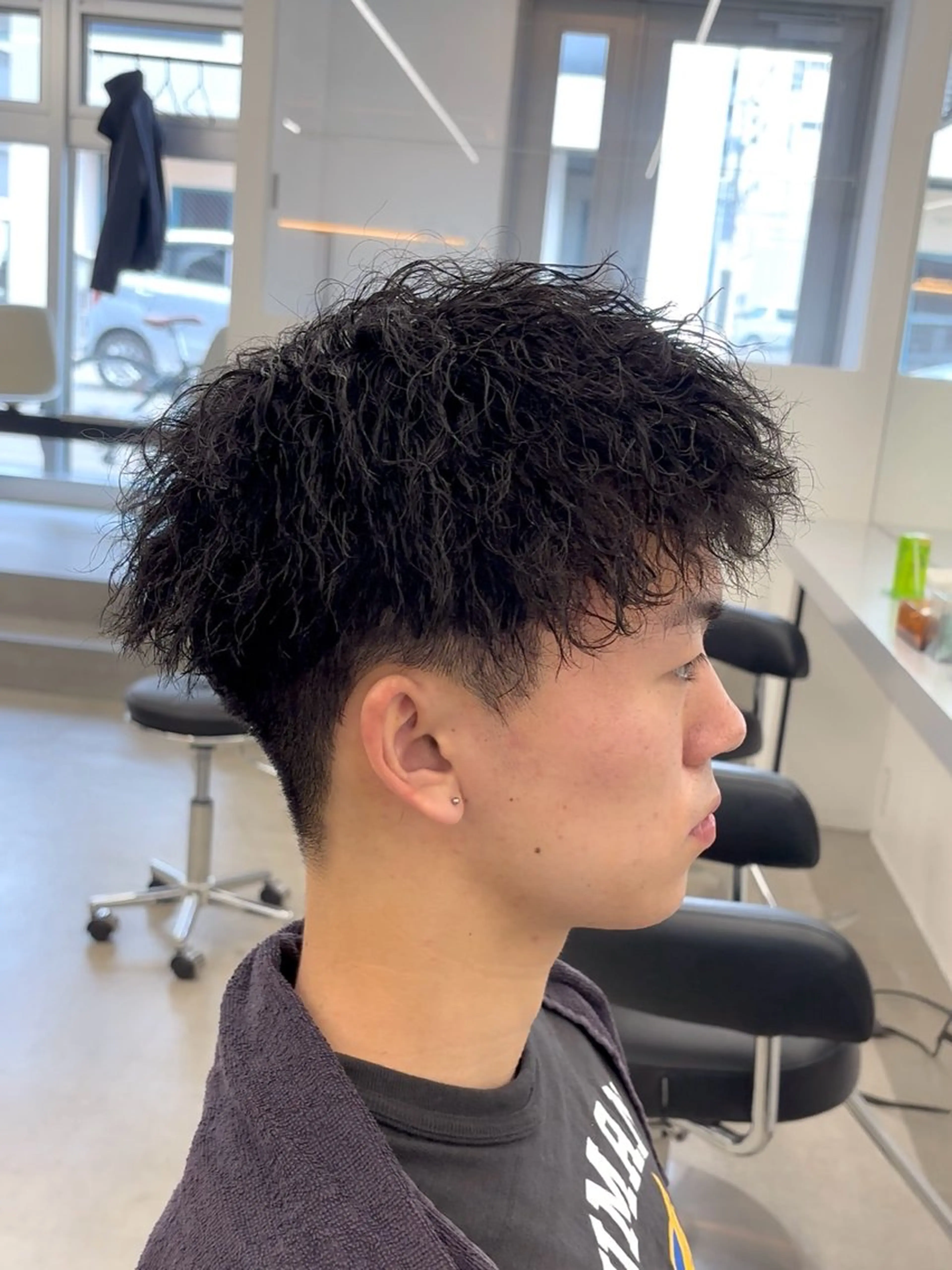 ショート パーマ メンズ メンズパーマ メンズツイストパーマ ツイストスパイラルパーマ 波巻きパーマ スパイラルパーマ カット パーマ なりたひろと / フェザーパーマのヘアスタイル