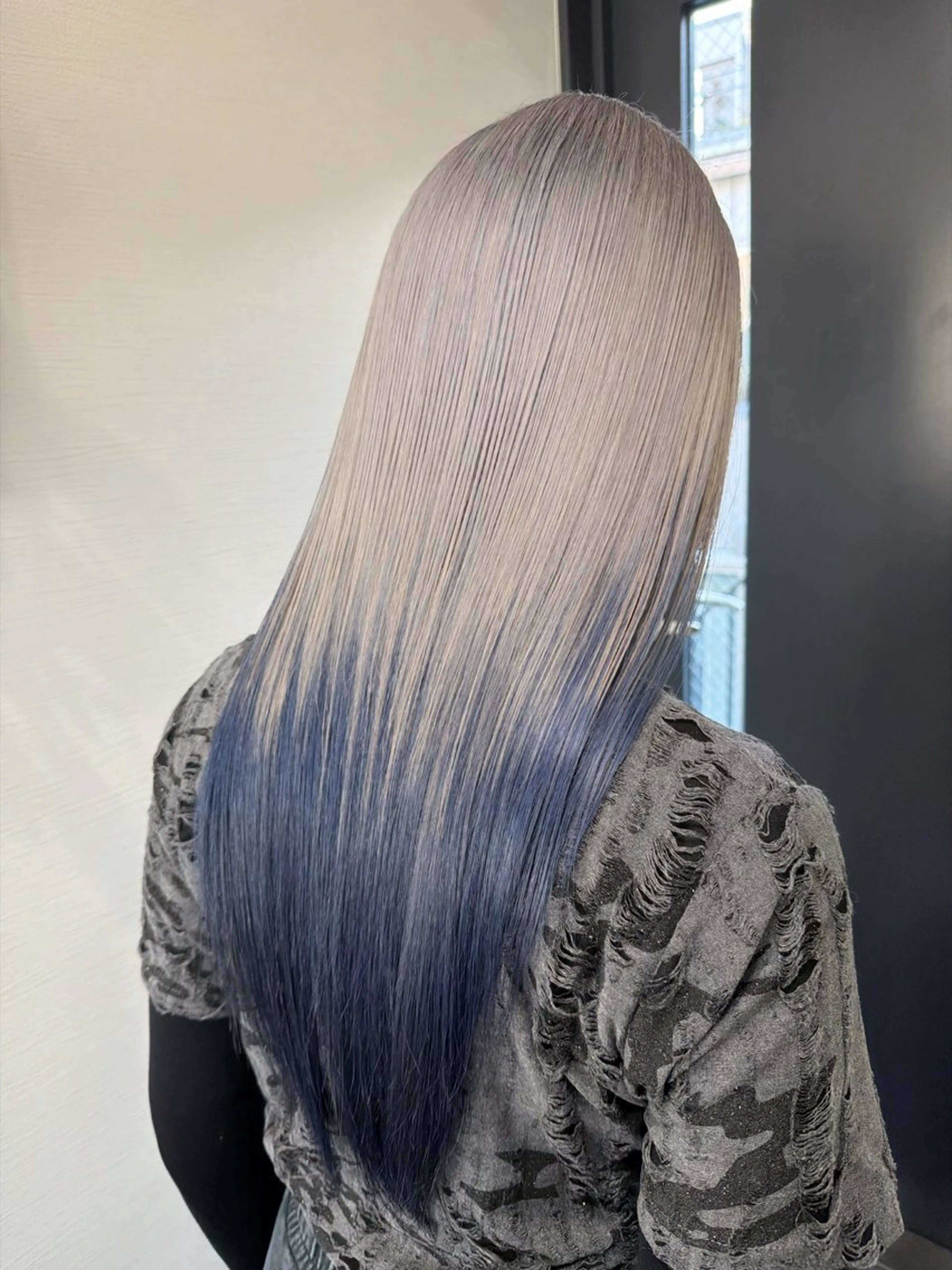 ロング カラー ブルーカラー シルバー ヘアカラー 山口 真世のヘアスタイル