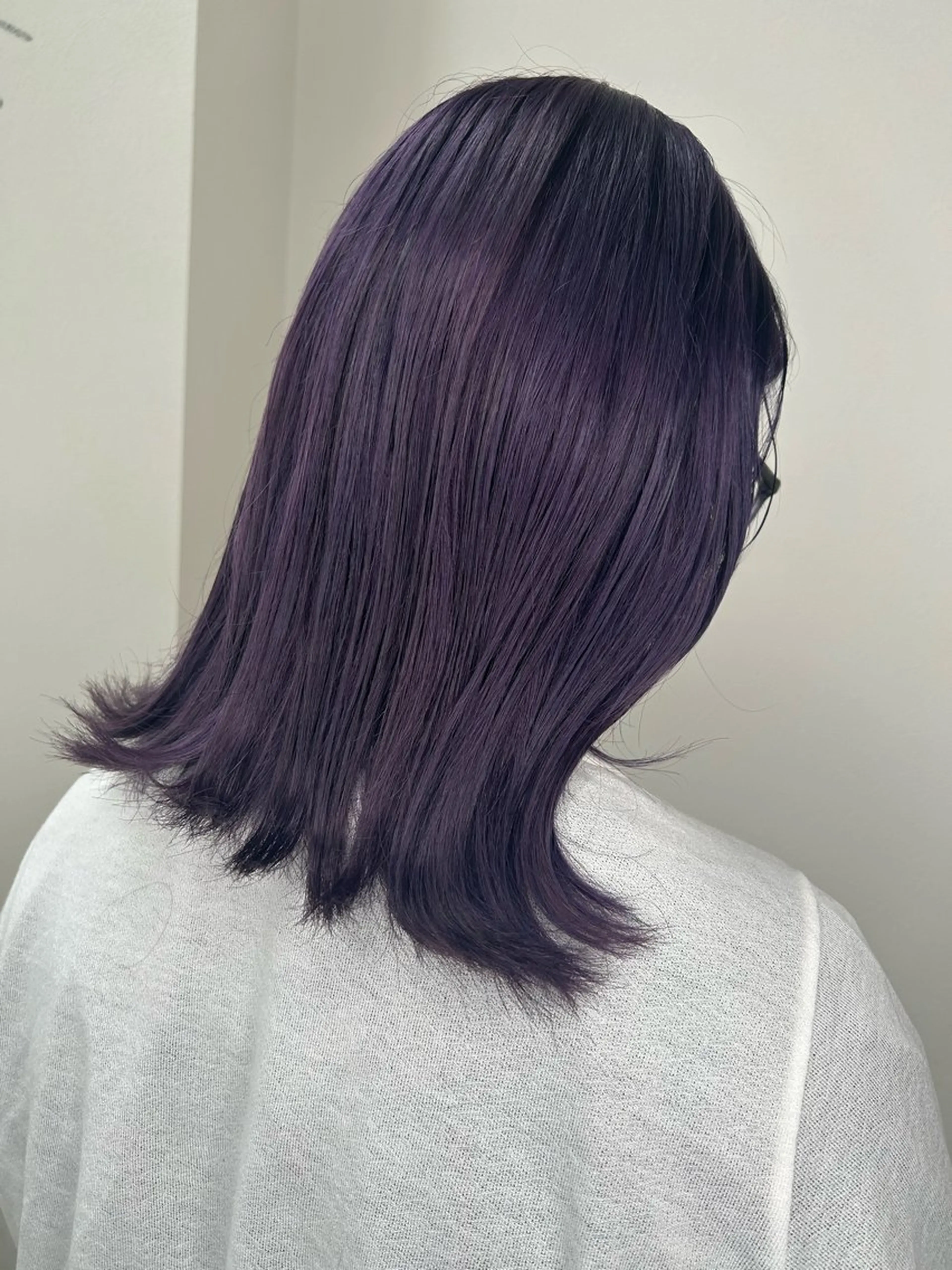 ミディアム カラー バイオレットカラー 外ハネヘア カット ヘアカラー 今村公介 ブリーチ特化、派手髪のヘアスタイル