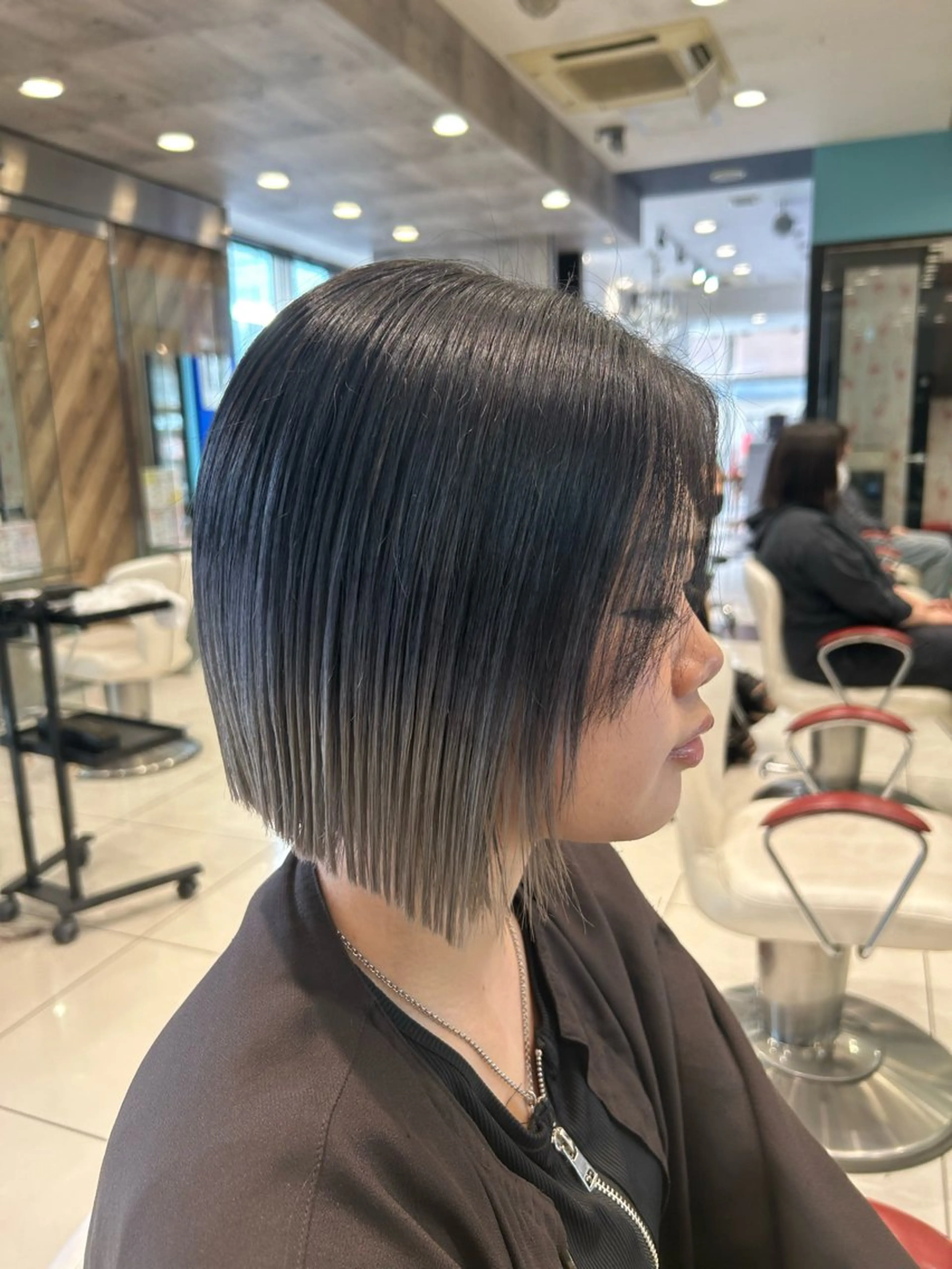 ショート ハイトーンカラー✨️ Amiのヘアスタイル