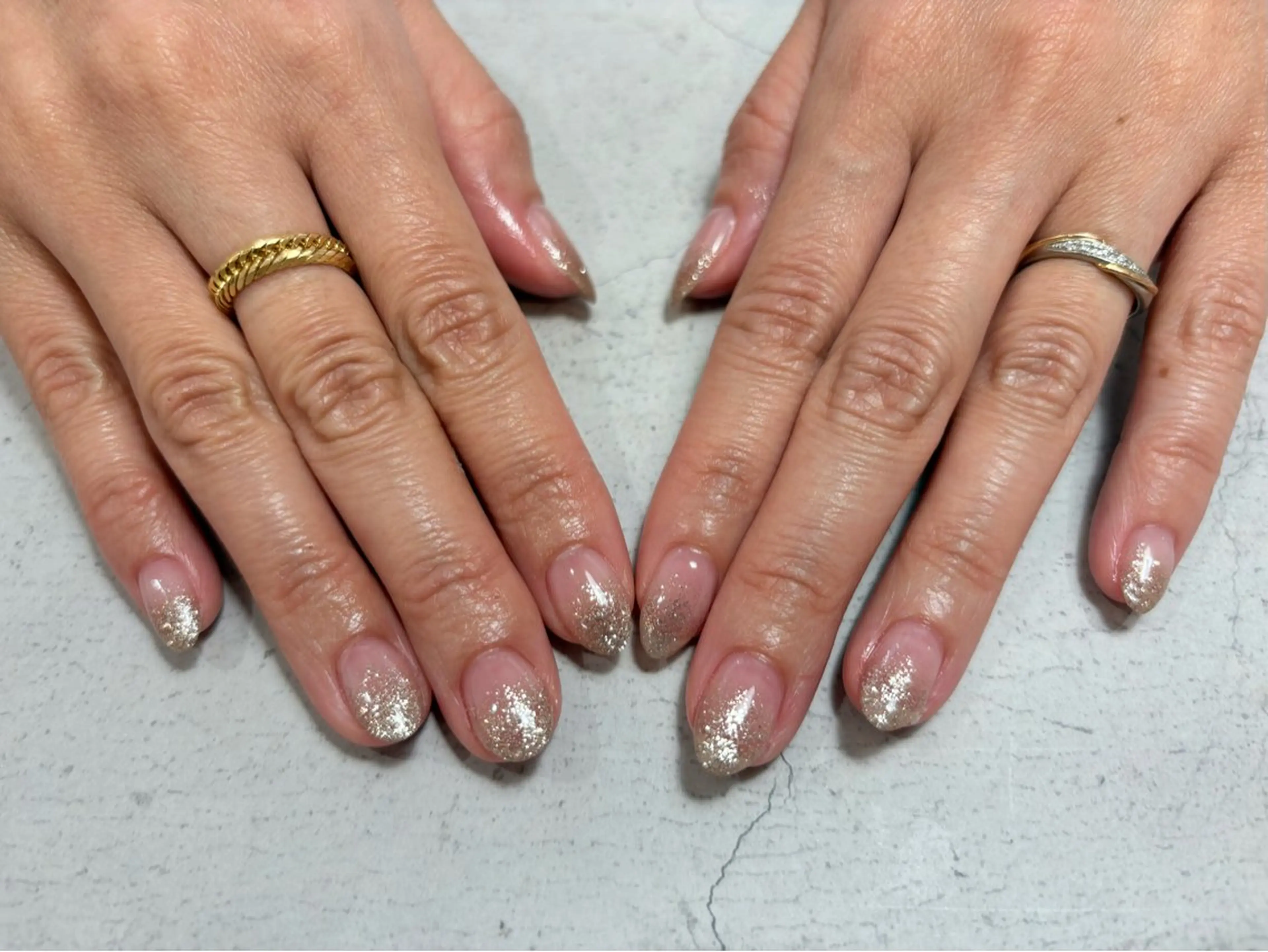 ネイル ゴールド グラデーション ラメ(グリッター) ラメグラデーション ハンドネイル Plus Ehiku /Ayakaのネイルデザイン