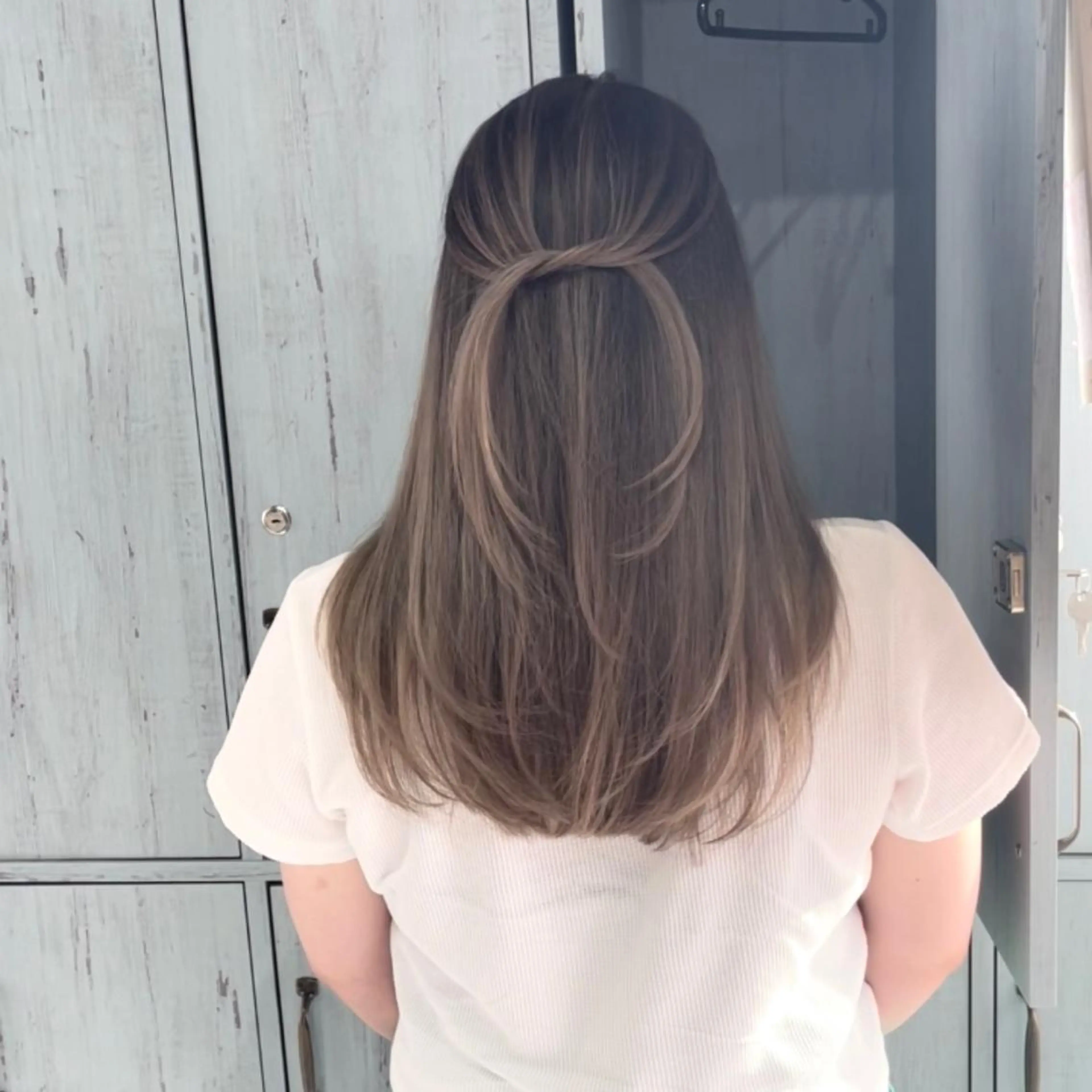 ミディアム カラー ヘアアレンジ バレイヤージュ デザインカラー ハイライトカラー 外国人風カラー ハイライト カット ヘアカラー トリートメント アンドウ ユウ/ レイヤーカット/韓国のヘアスタイル