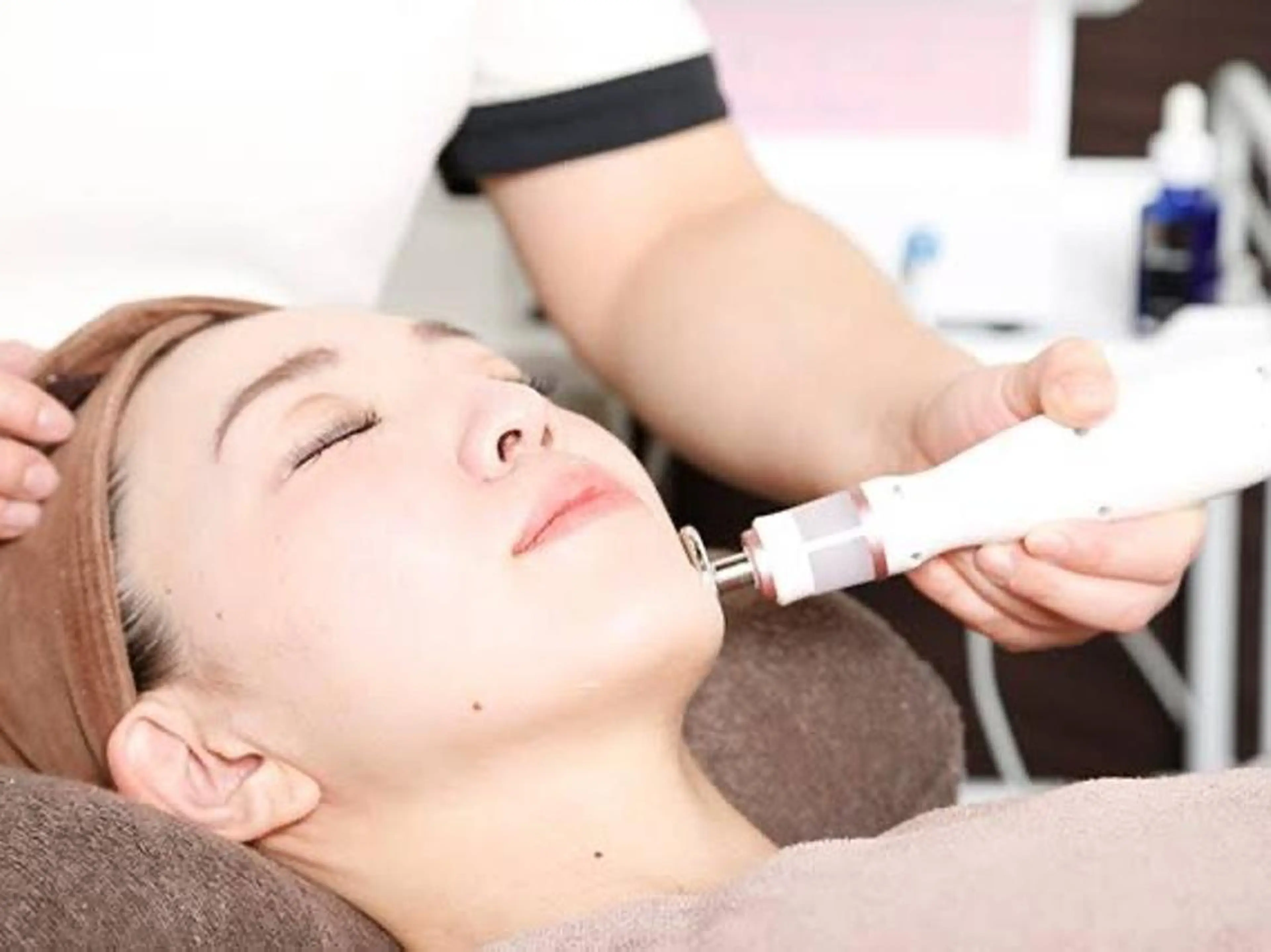 若い細胞の再生！プラズマフェイシャル＋ヘッドマッサージ【首しわ・ほうれい線・しみ・くすみ・くま】70分初回9800円の写真