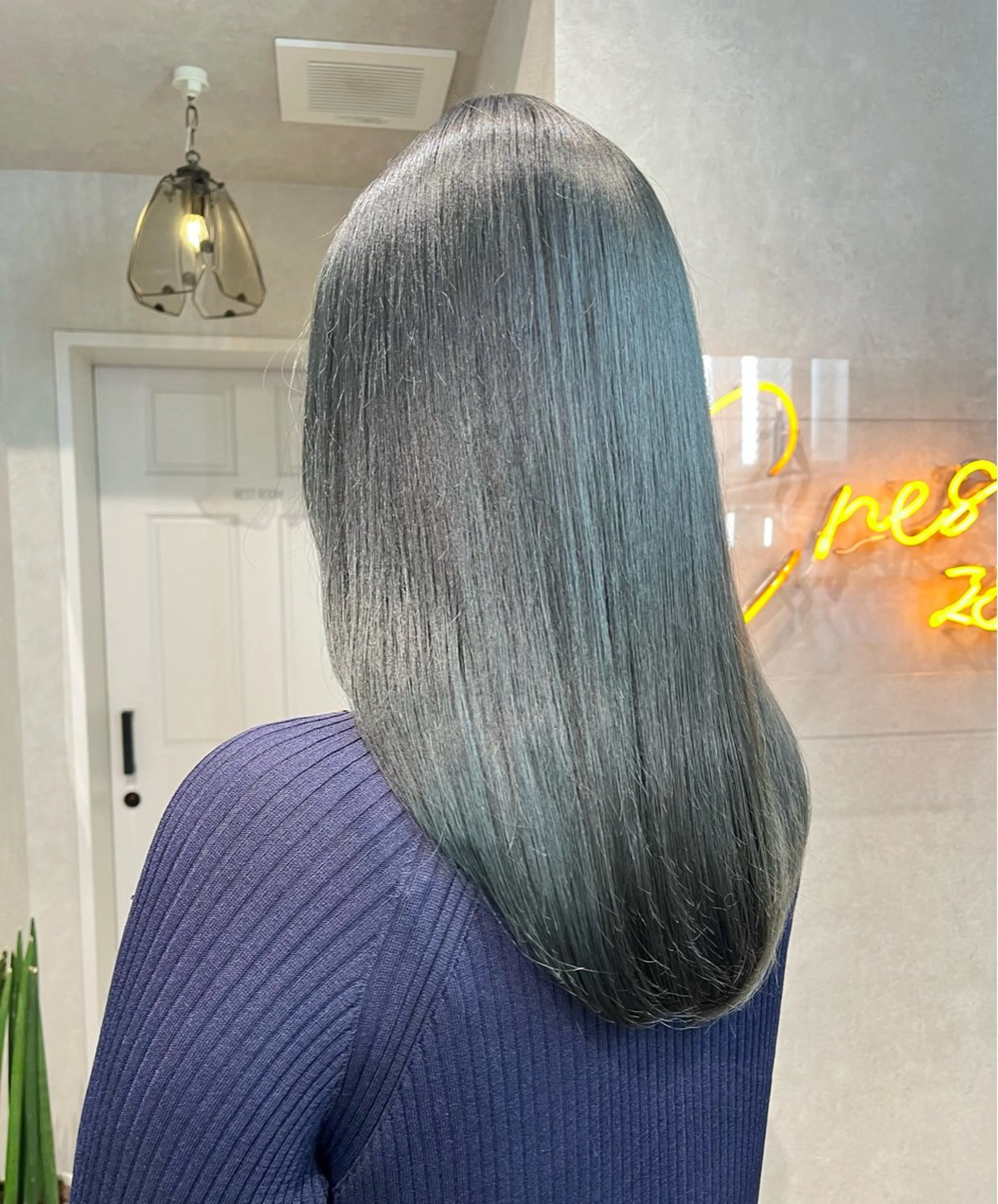 セミロング カラー ブリーチ 透明感カラー オリーブグレー ヘアカラー 艶ハイトーン/ 輝保🤍✨のヘアスタイル