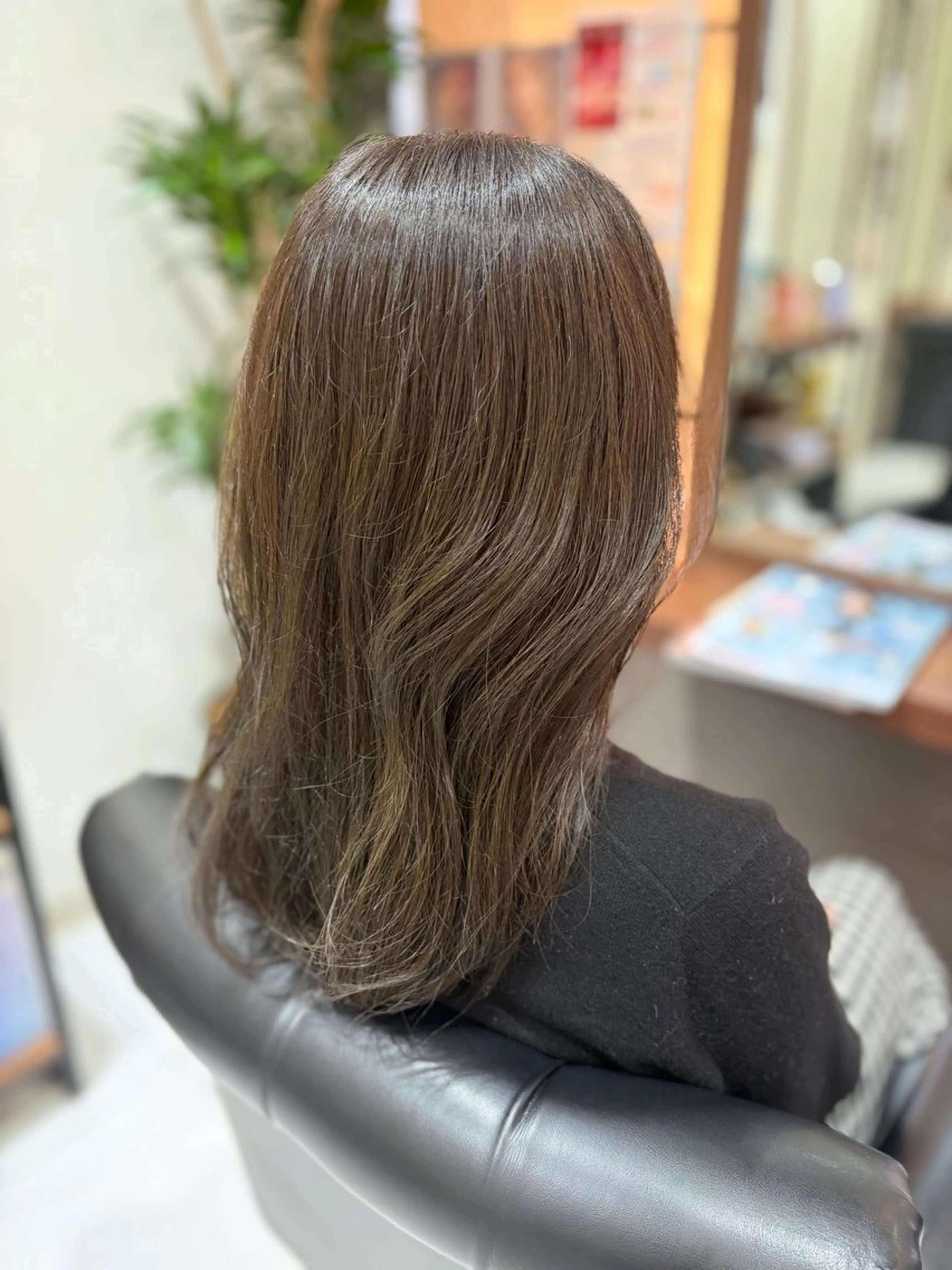 ロング カラー ベージュカラー オリーブベージュ カット ヘアカラー トリートメント 横手 亜紀のヘアスタイル