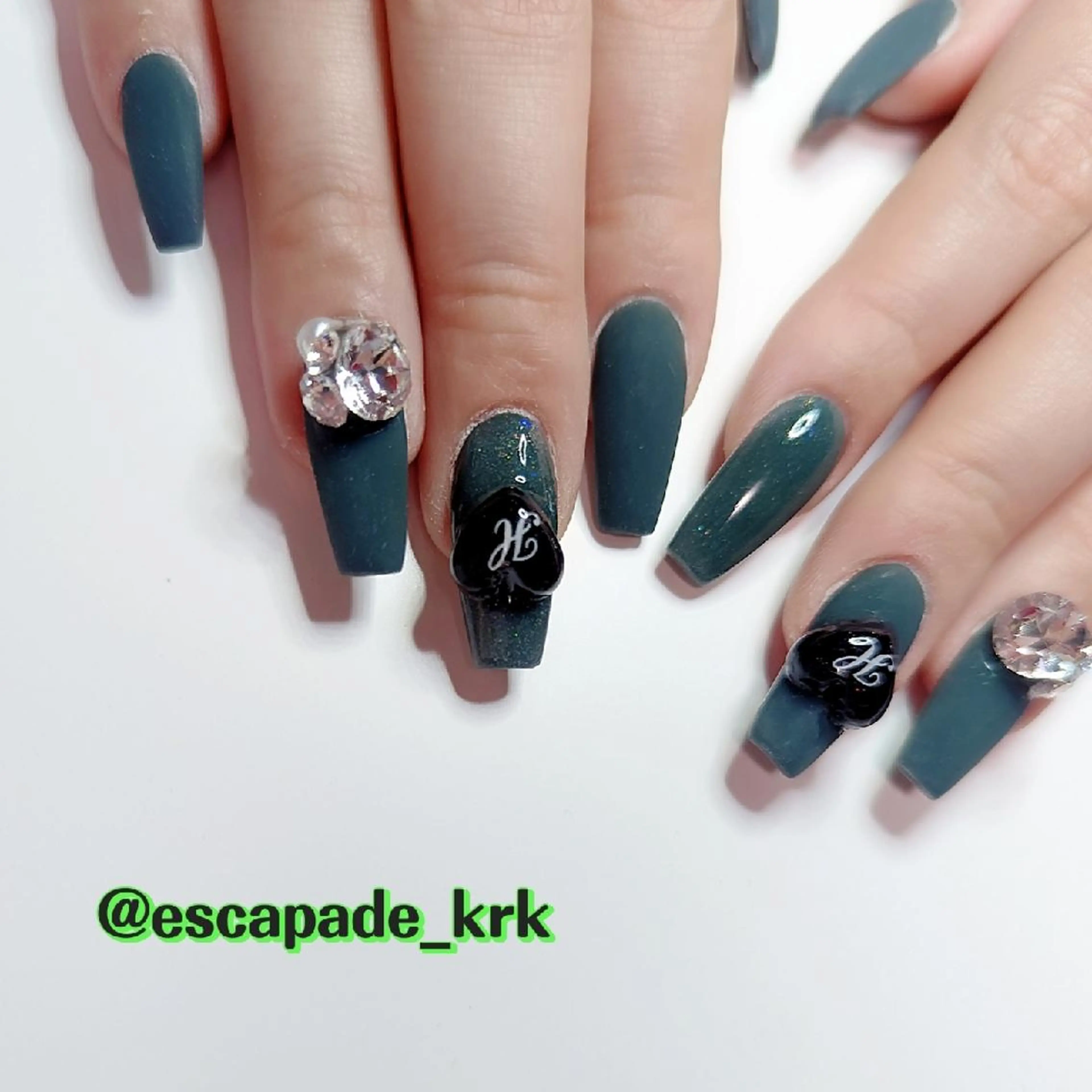 ミディアム ネイル クロキ 。のネイルデザイン